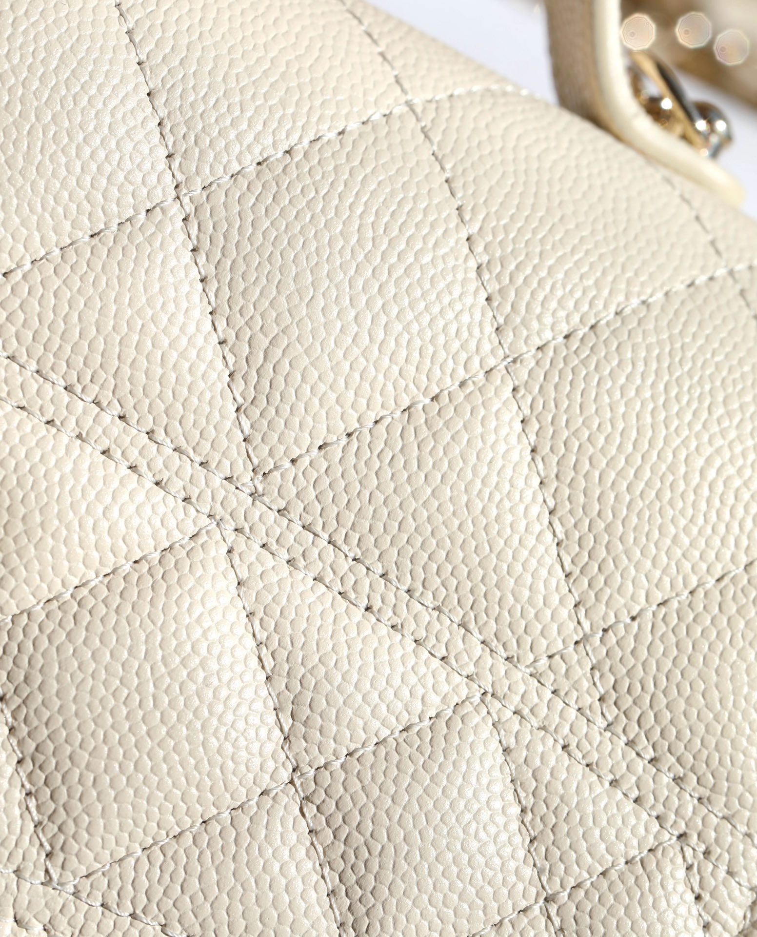 Sac à main CC 25C en cuir de veau grainé crème 18 cm