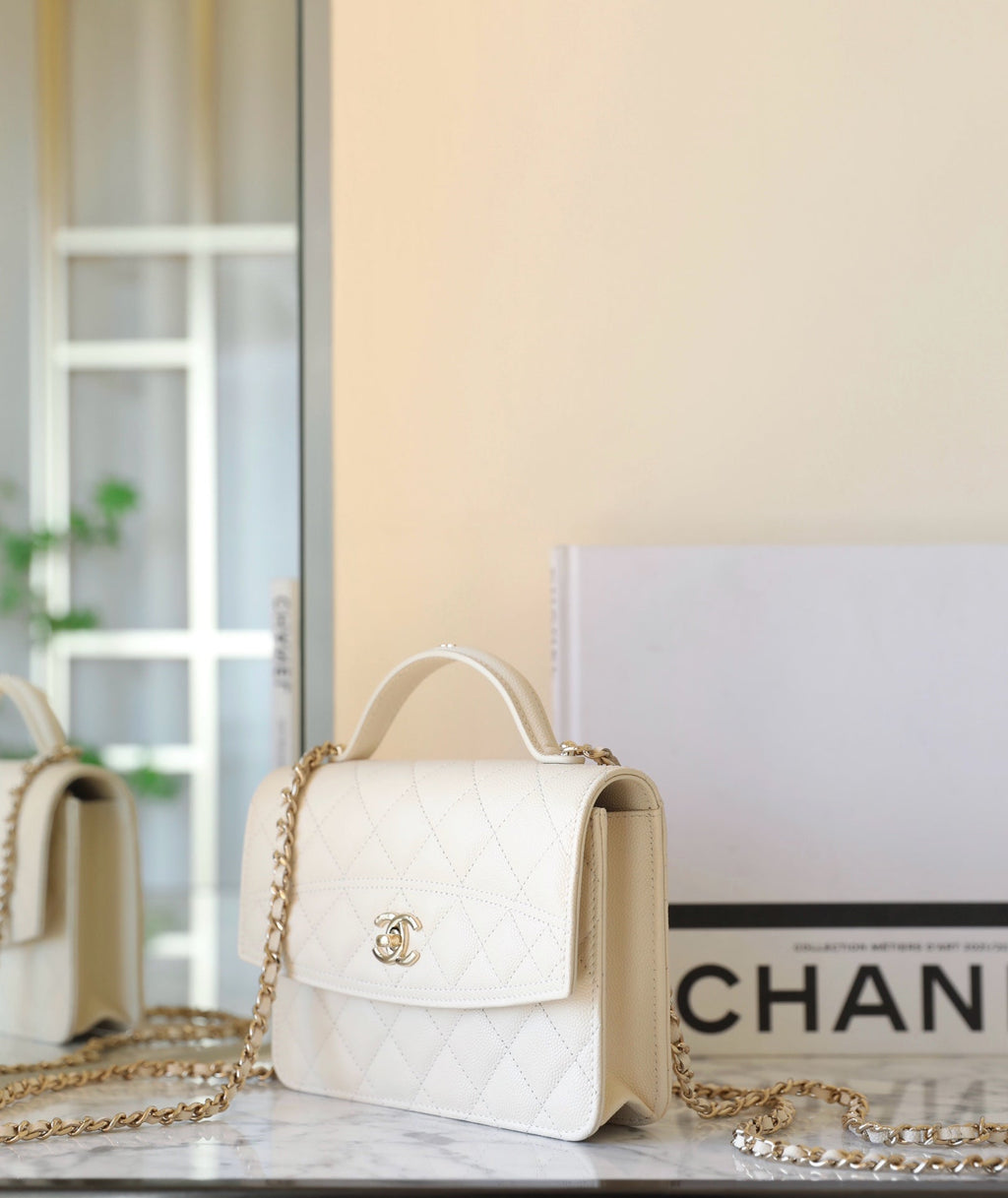 Sac à main CC 25C en cuir de veau grainé crème 18 cm