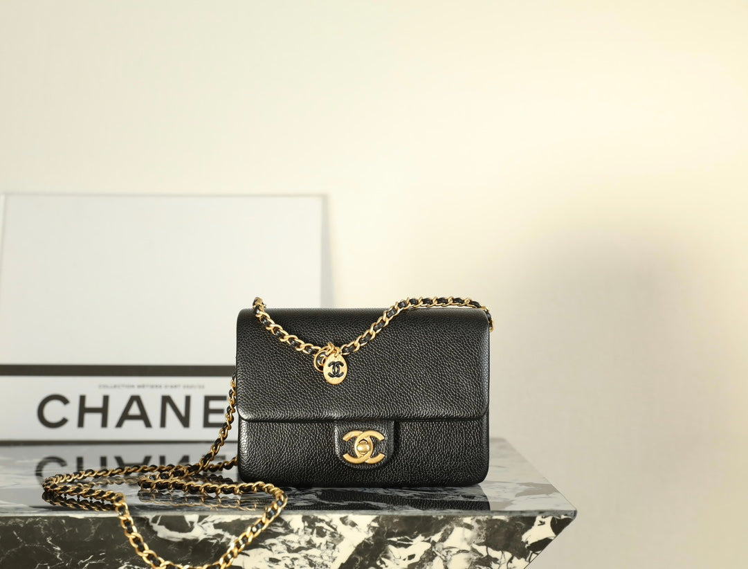 Sac à rabat CC 24 carats 18 cm en cuir de veau grainé noir, matériel doré