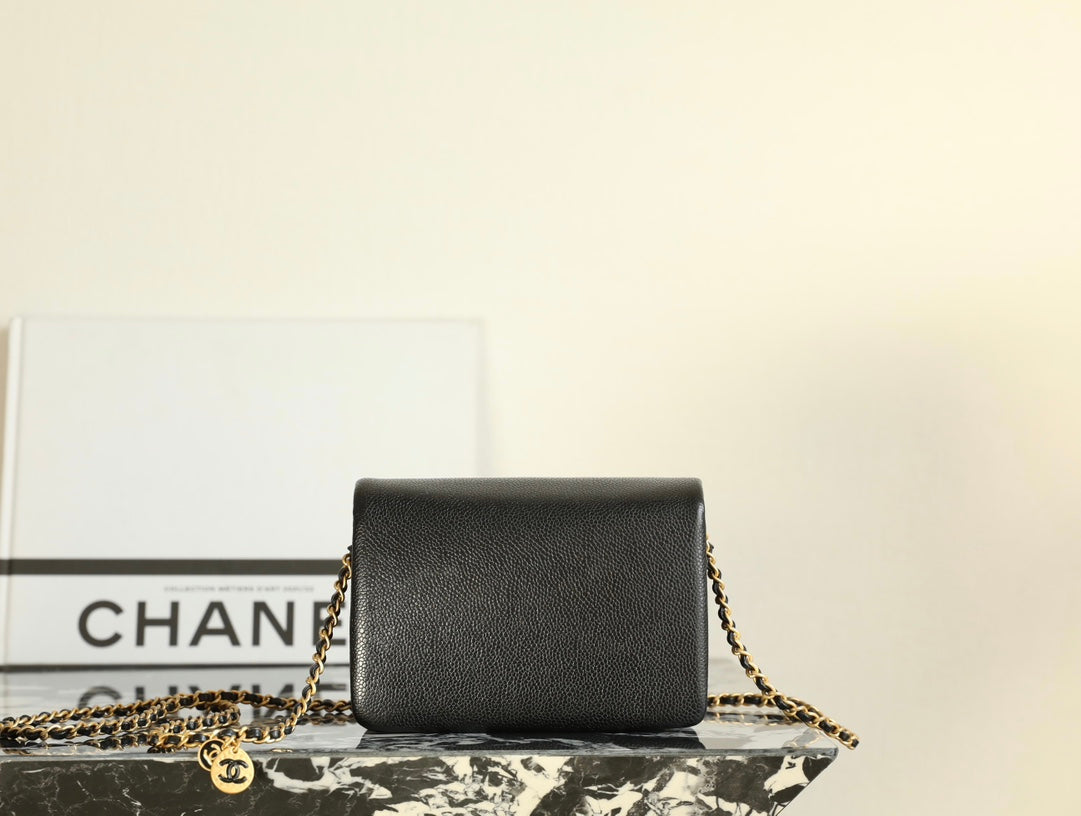 Sac à rabat CC 24 carats 18 cm en cuir de veau grainé noir, matériel doré