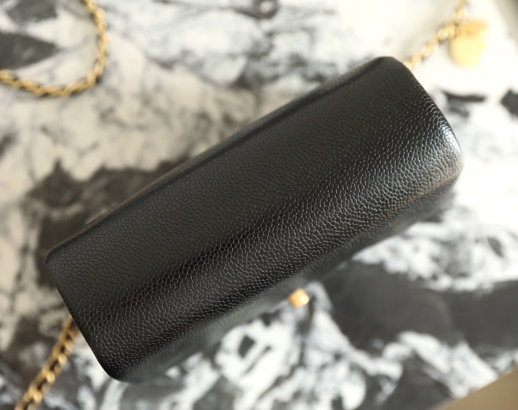 Sac à rabat CC 24 carats 18 cm en cuir de veau grainé noir, matériel doré