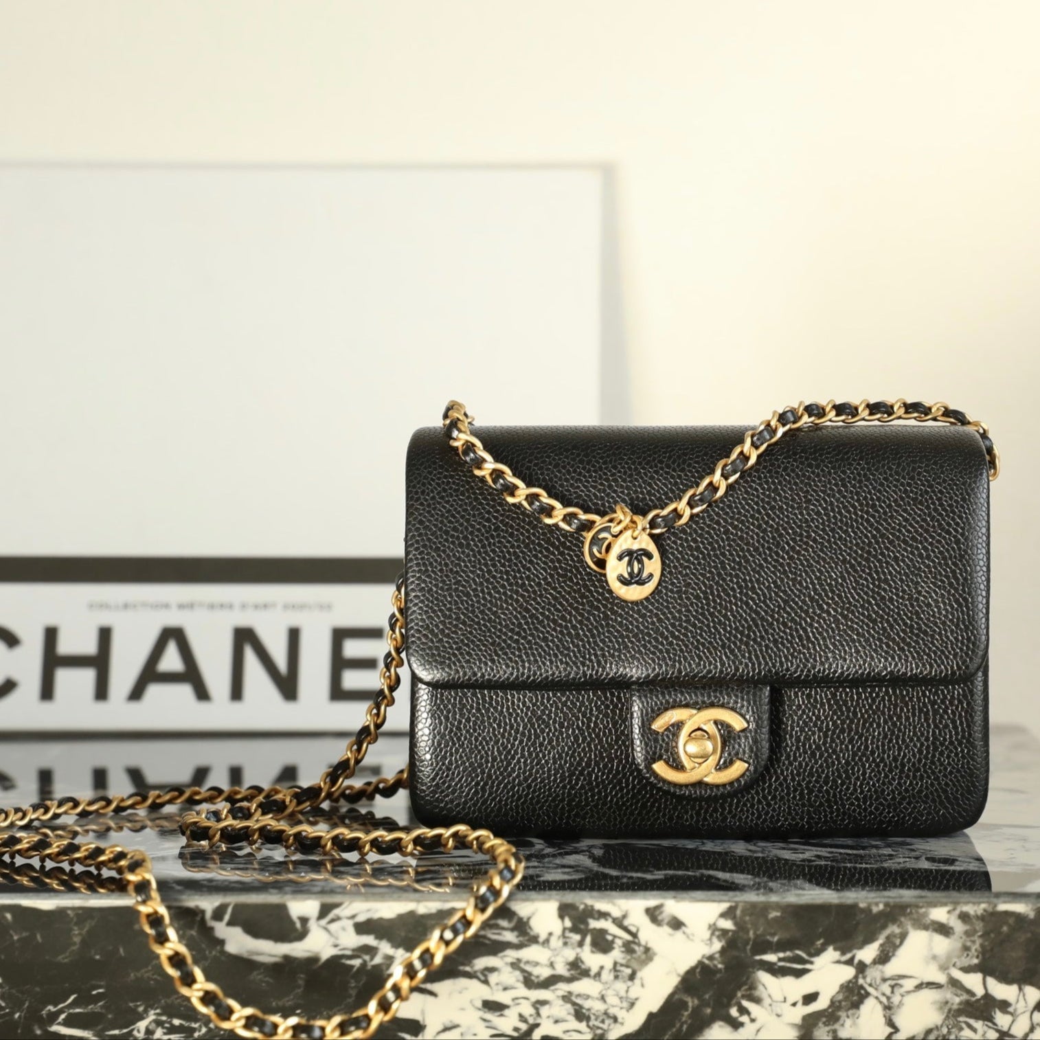 Sac à rabat CC 24 carats 18 cm en cuir de veau grainé noir, matériel doré