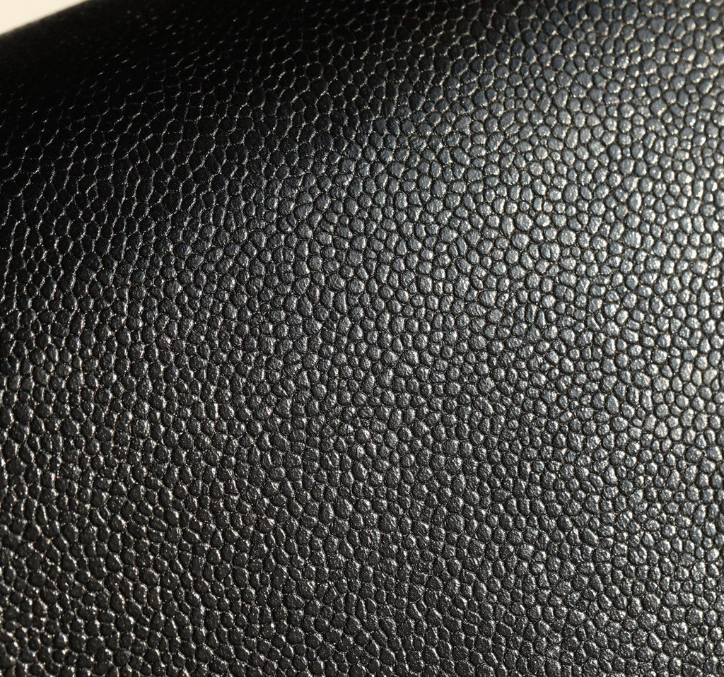 Sac à rabat CC 24 carats 18 cm en cuir de veau grainé noir, matériel doré