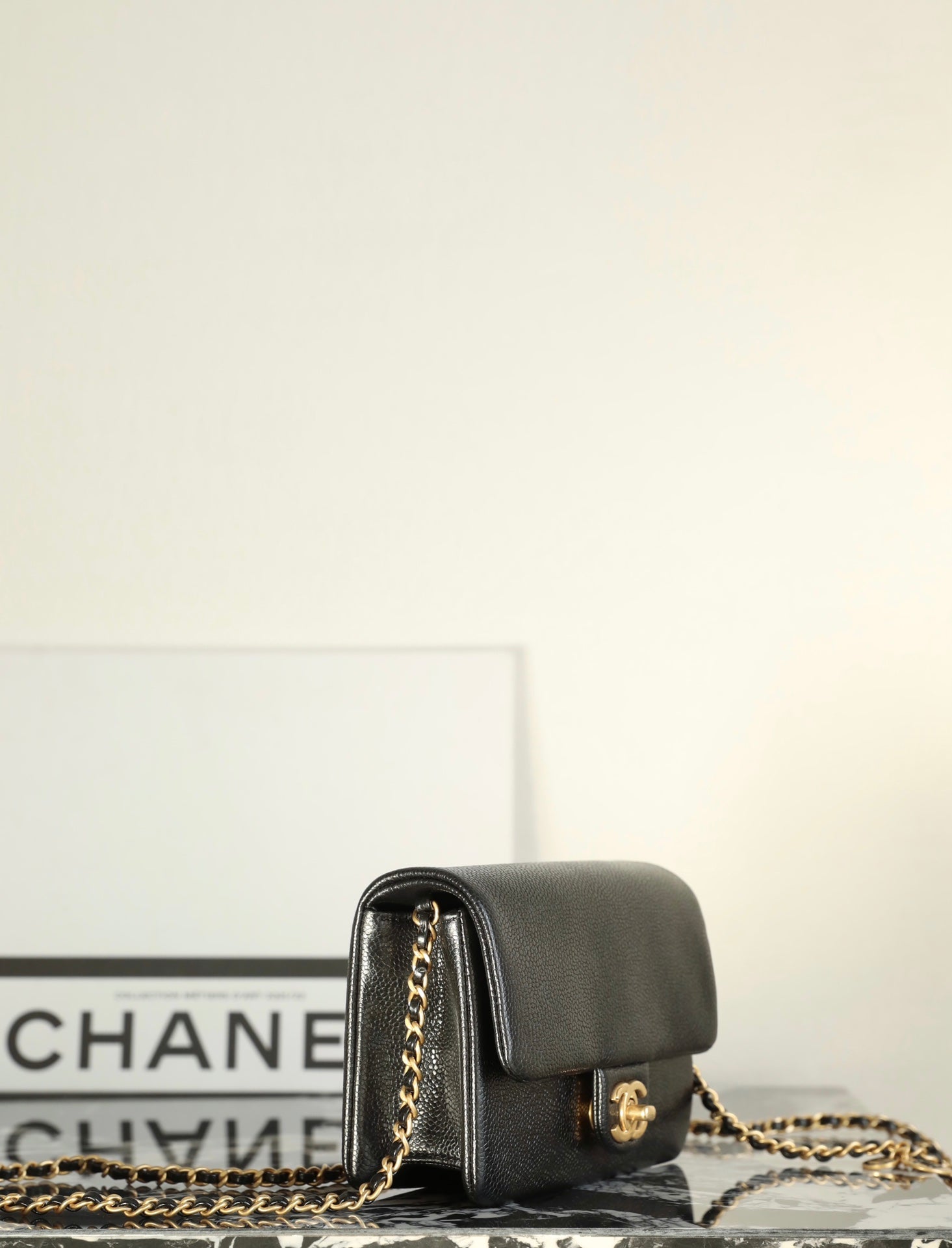 Sac à rabat CC 24 carats 18 cm en cuir de veau grainé noir, matériel doré