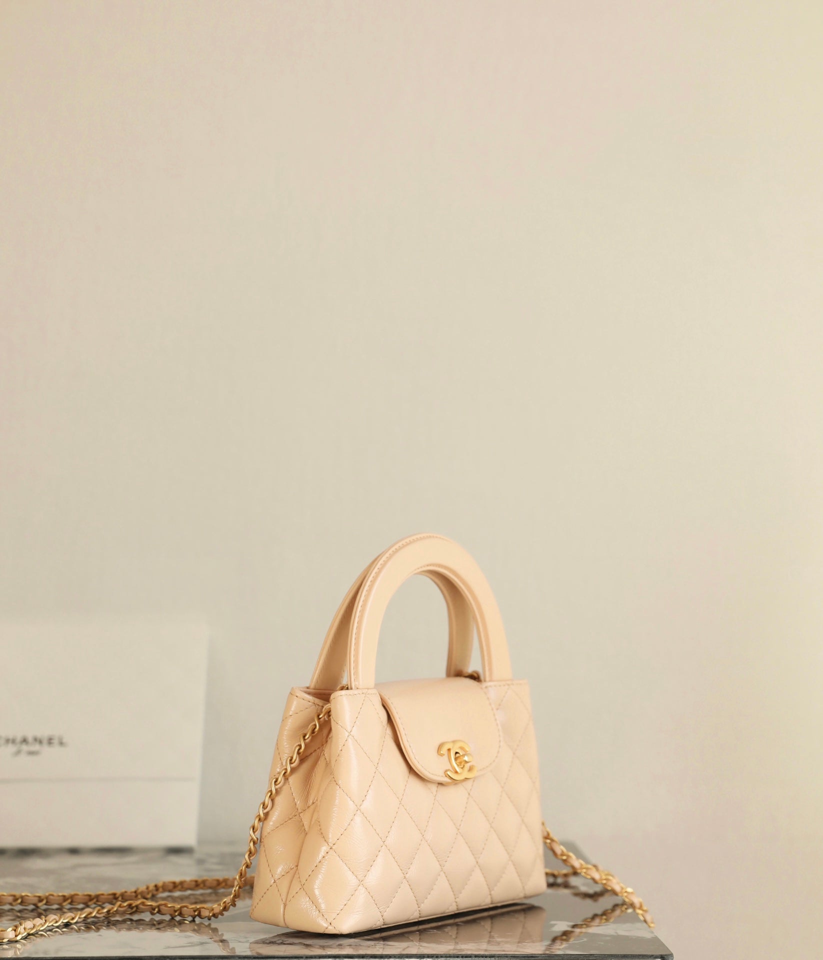 SAC CABAS KELLY CC 24K NANO 19CM EN CUIR D'AGNEAU VERNI BEIGE