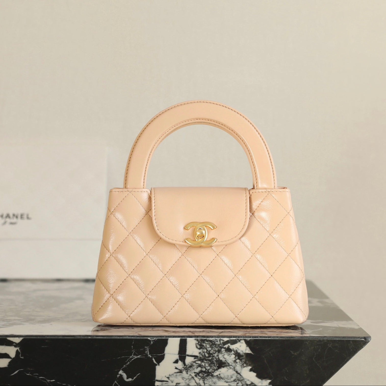 SAC CABAS KELLY CC 24K NANO 19CM EN CUIR D'AGNEAU VERNI BEIGE