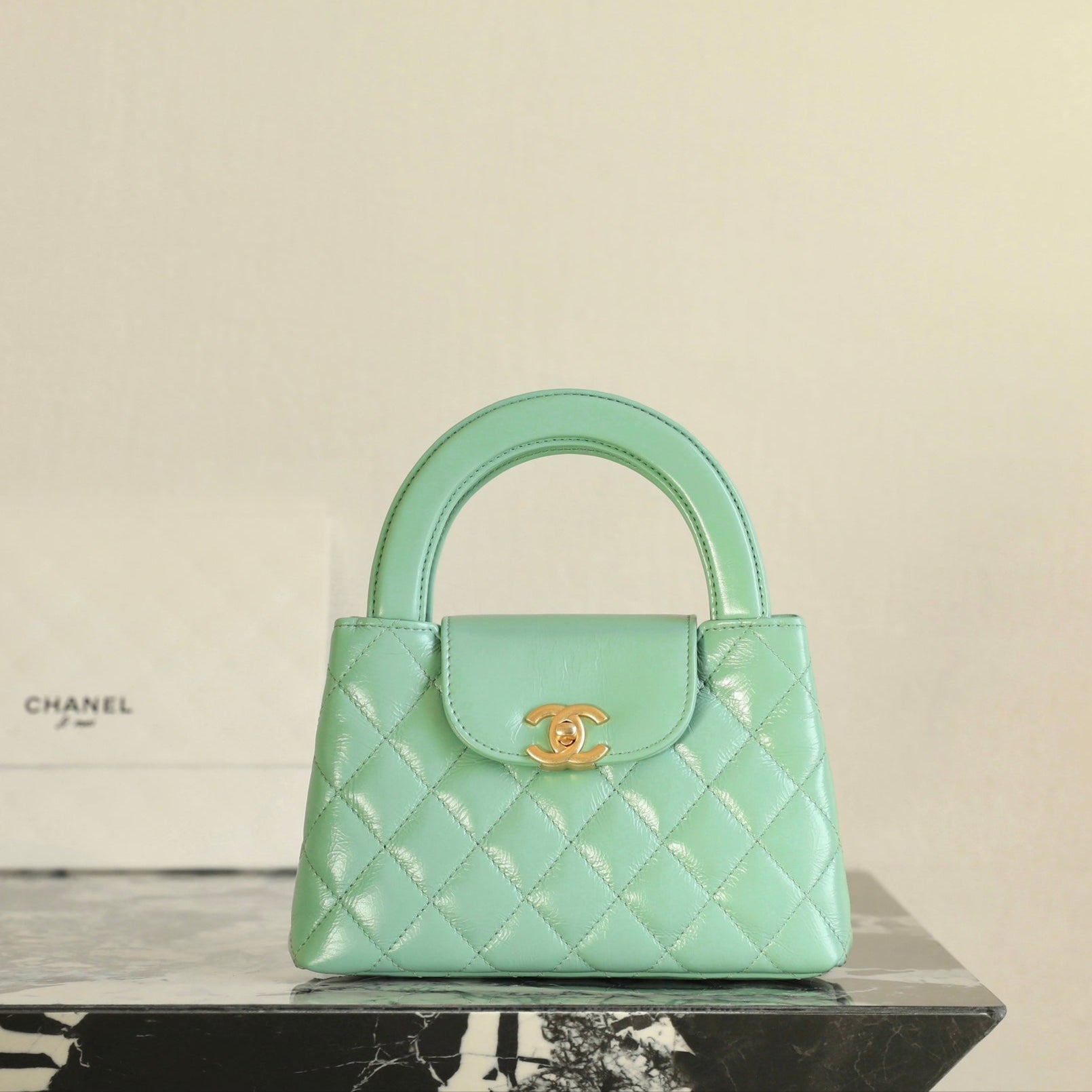 Sac cabas Kelly CC 24 carats Nano 19 cm en cuir d'agneau verni bleu nuage
