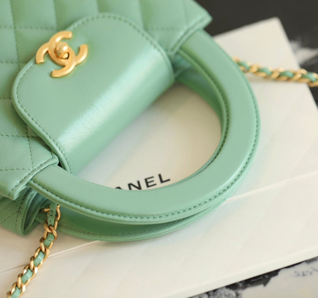 Sac cabas Kelly CC 24 carats Nano 19 cm en cuir d'agneau verni bleu nuage