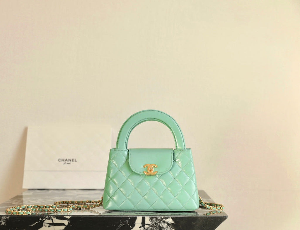 Sac cabas Kelly CC 24 carats Nano 19 cm en cuir d'agneau verni bleu nuage
