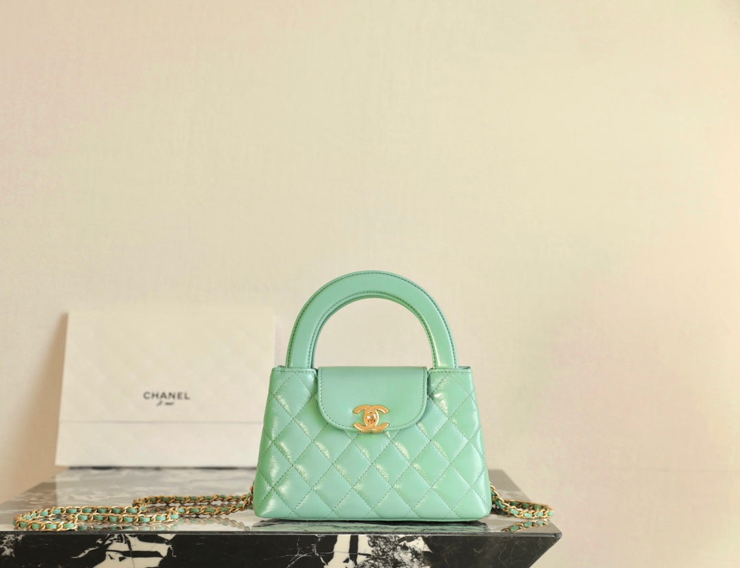 Sac cabas Kelly CC 24 carats Nano 19 cm en cuir d'agneau verni bleu nuage