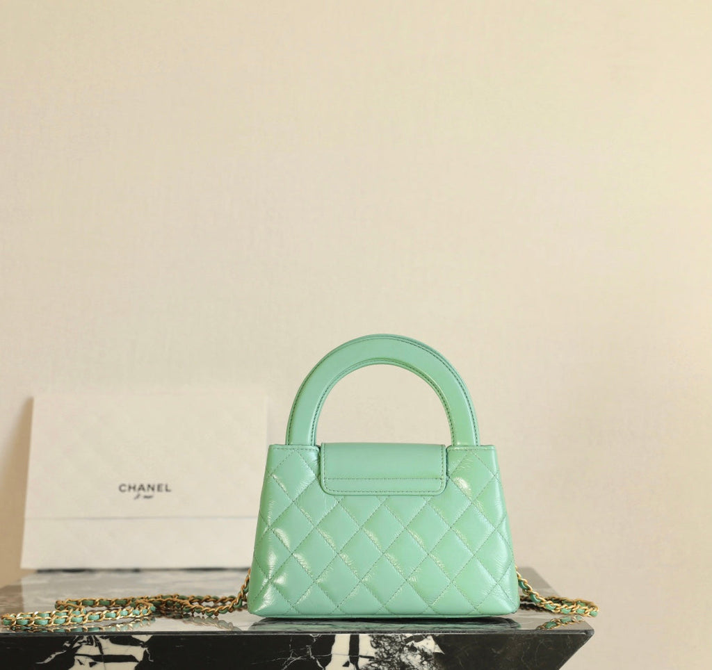 Sac cabas Kelly CC 24 carats Nano 19 cm en cuir d'agneau verni bleu nuage