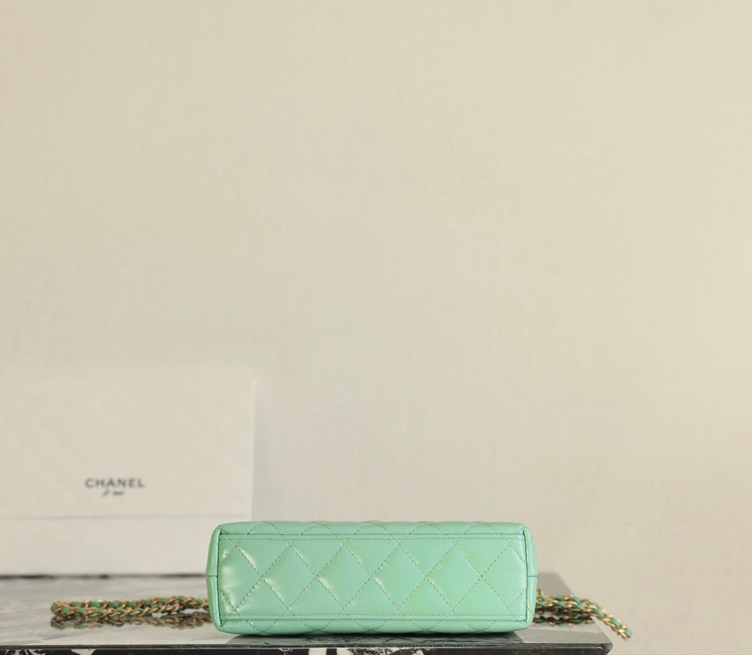 Sac cabas Kelly CC 24 carats Nano 19 cm en cuir d'agneau verni bleu nuage