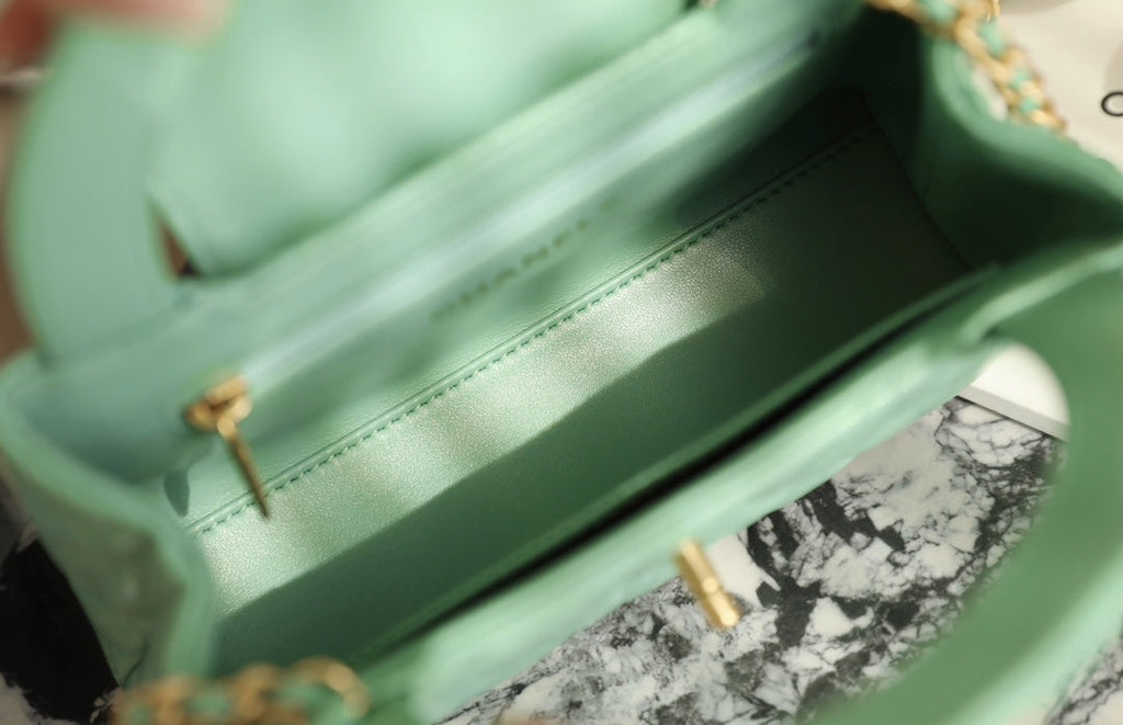 Sac cabas Kelly CC 24 carats Nano 19 cm en cuir d'agneau verni bleu nuage