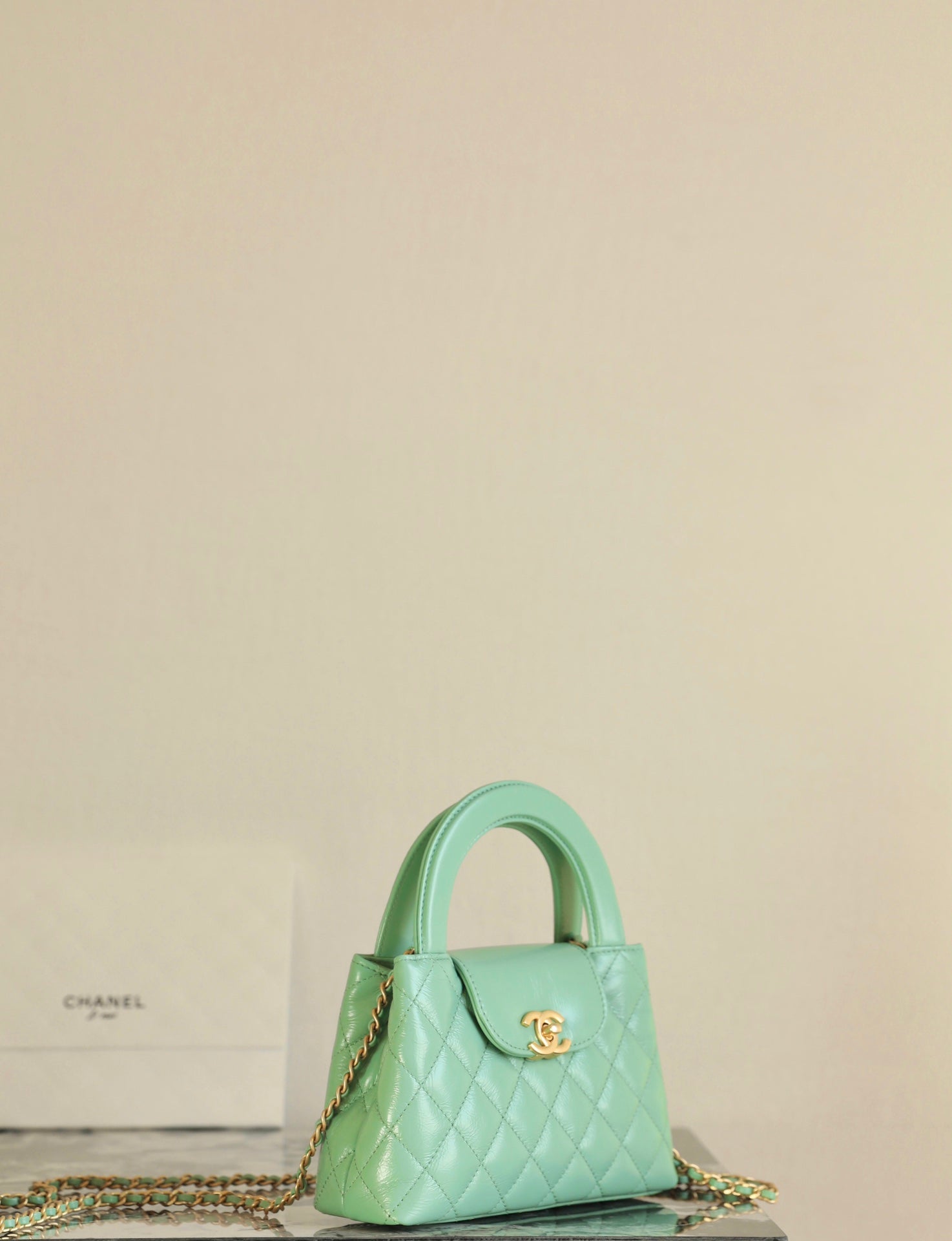 Sac cabas Kelly CC 24 carats Nano 19 cm en cuir d'agneau verni bleu nuage