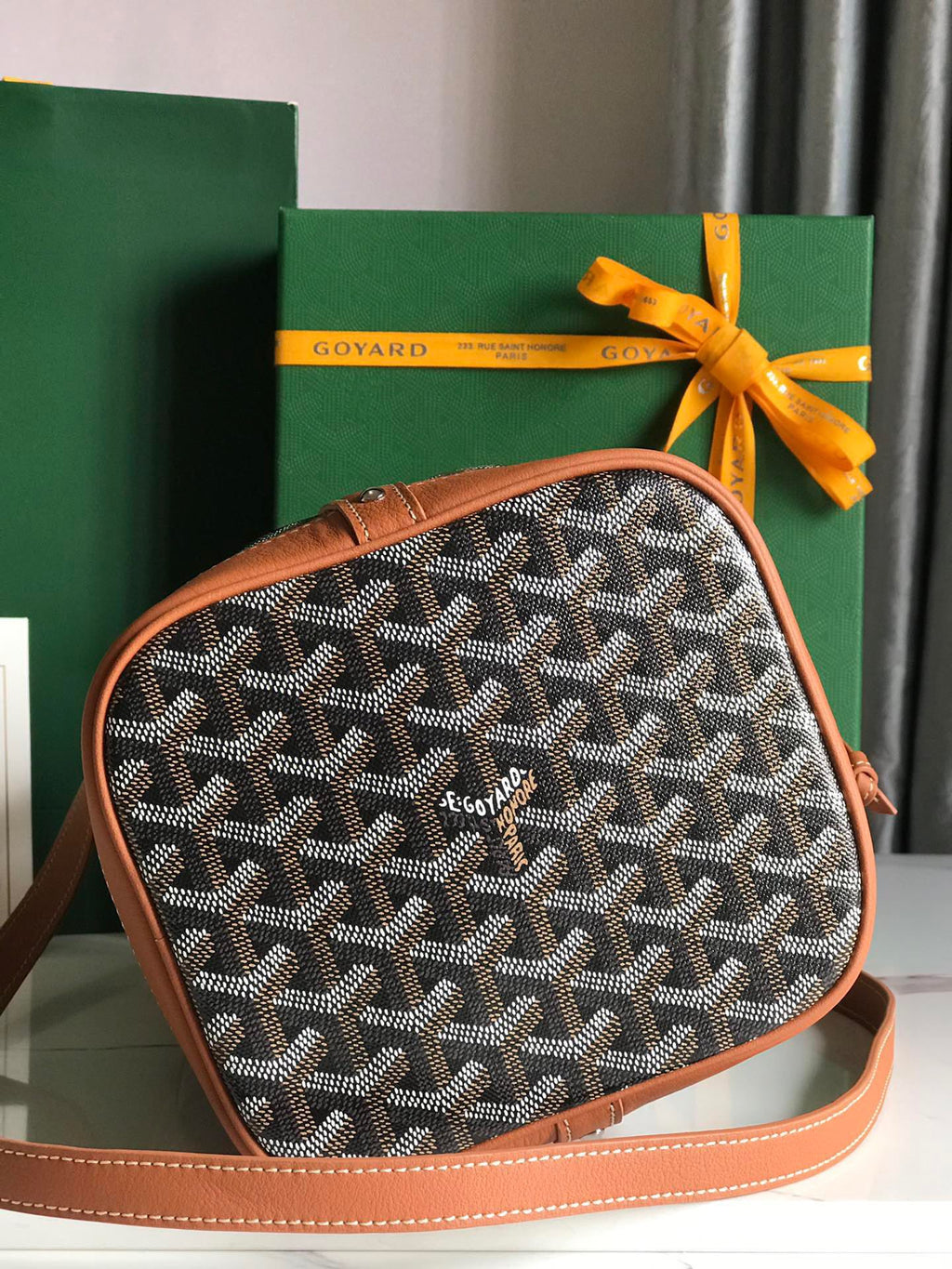 SAC SEAU PETIT FLOT 22 EN TOILE GOYARDINE NOIRE ET BORDURE EN CUIR D'AGNEAU BRUN