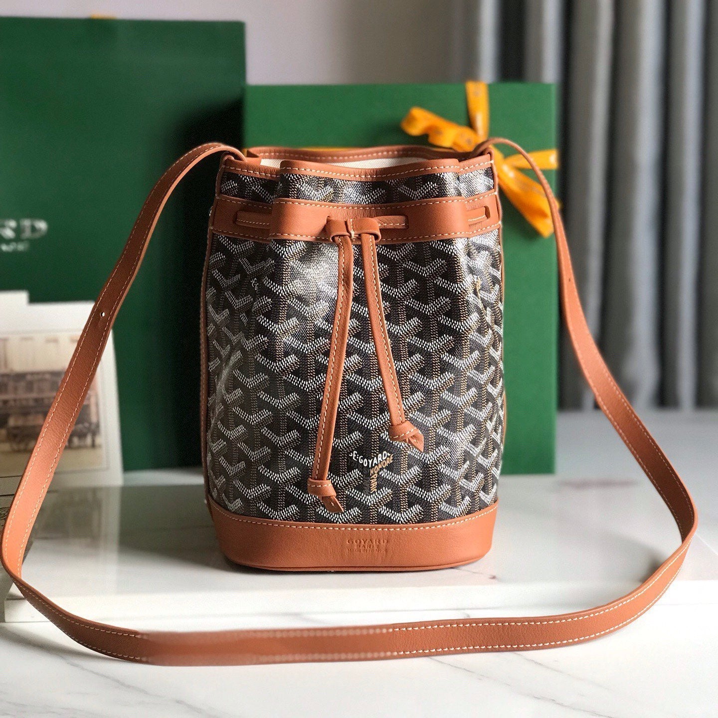 SAC SEAU PETIT FLOT 22 EN TOILE GOYARDINE NOIRE ET BORDURE EN CUIR D'AGNEAU BRUN