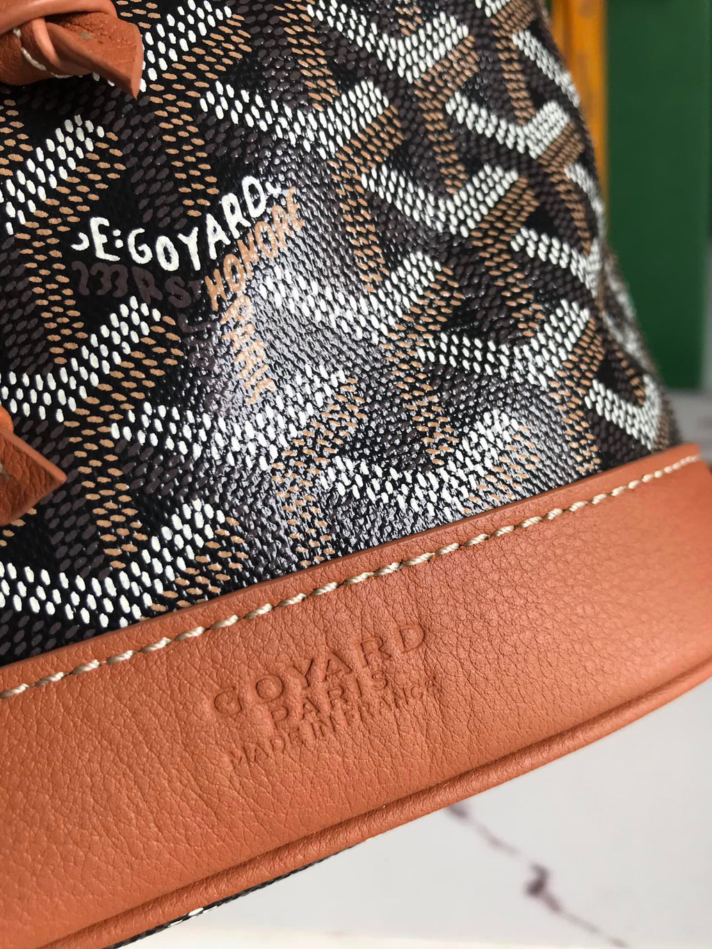 SAC SEAU PETIT FLOT 22 EN TOILE GOYARDINE NOIRE ET BORDURE EN CUIR D'AGNEAU BRUN