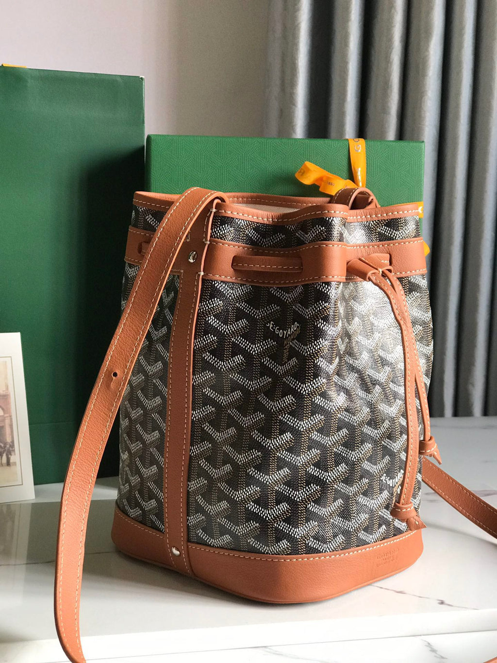 SAC SEAU PETIT FLOT 22 EN TOILE GOYARDINE NOIRE ET BORDURE EN CUIR D'AGNEAU BRUN