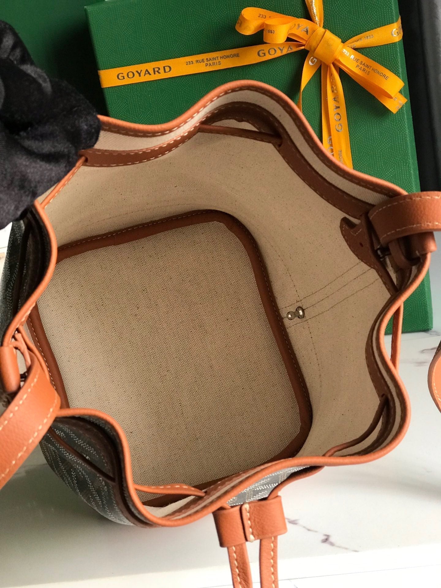SAC SEAU PETIT FLOT 22 EN TOILE GOYARDINE NOIRE ET BORDURE EN CUIR D'AGNEAU BRUN