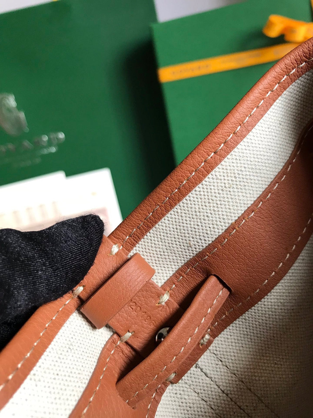 SAC SEAU PETIT FLOT 22 EN TOILE GOYARDINE NOIRE ET BORDURE EN CUIR D'AGNEAU BRUN