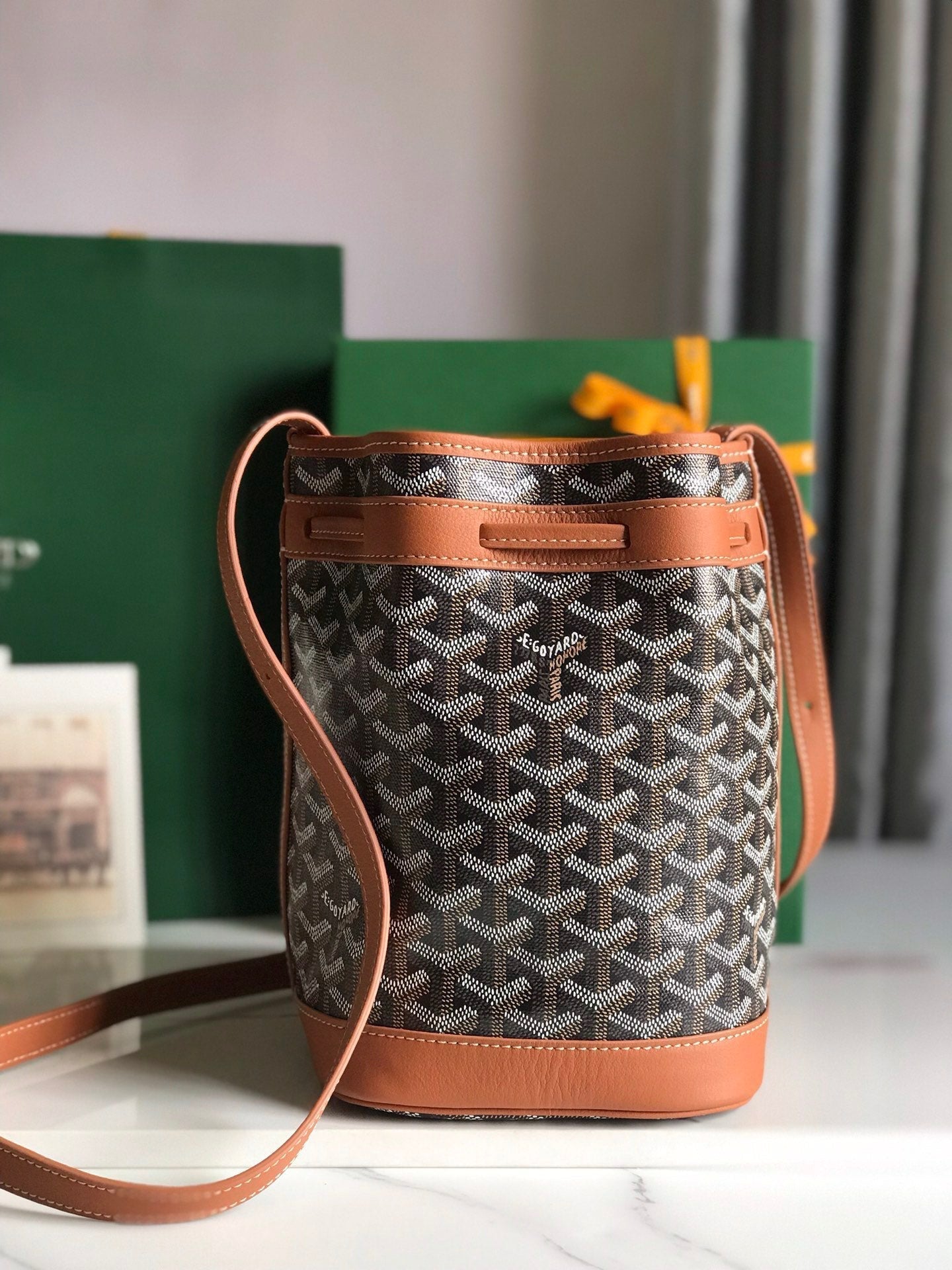 SAC SEAU PETIT FLOT 22 EN TOILE GOYARDINE NOIRE ET BORDURE EN CUIR D'AGNEAU BRUN