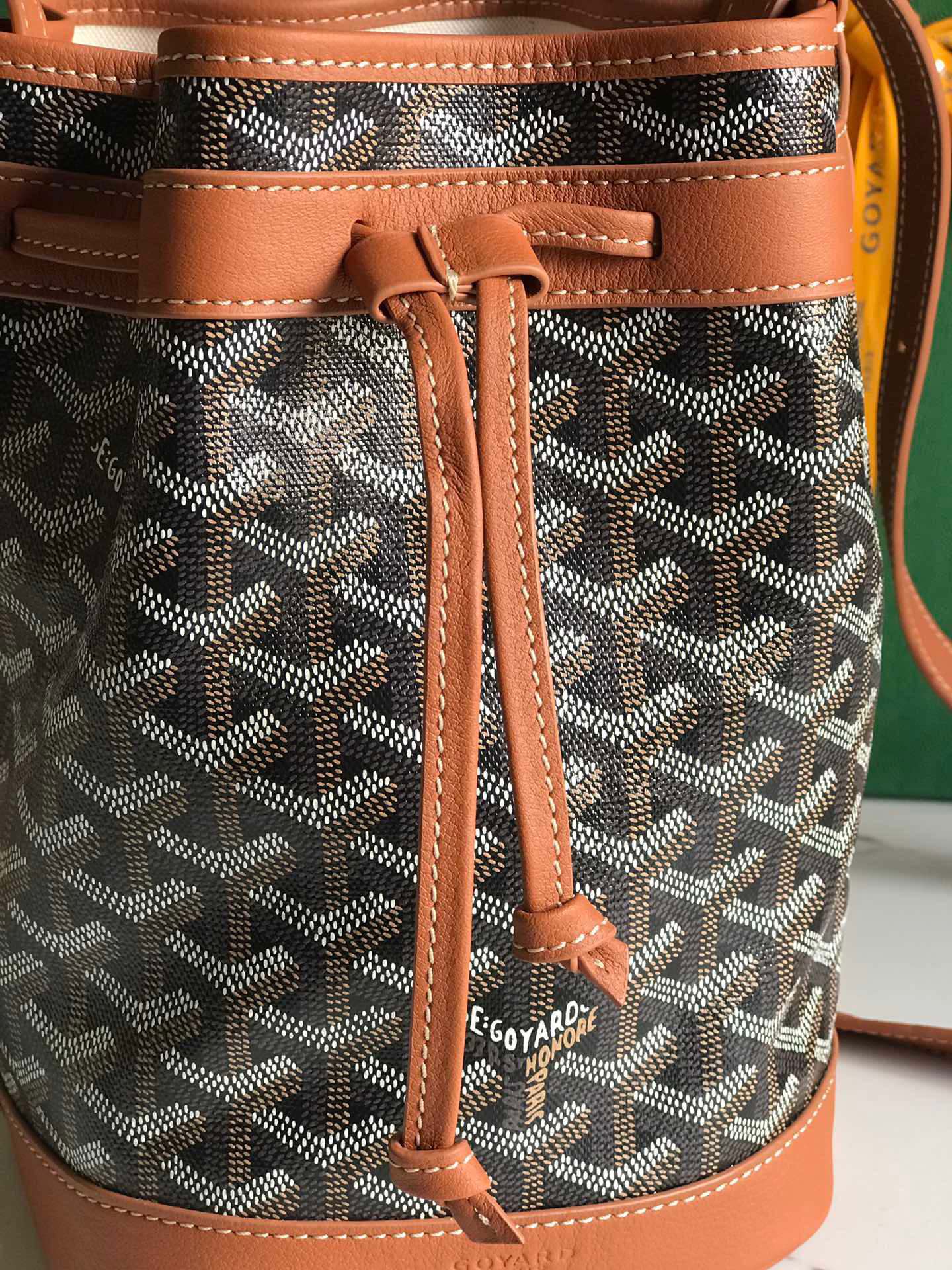 SAC SEAU PETIT FLOT 22 EN TOILE GOYARDINE NOIRE ET BORDURE EN CUIR D'AGNEAU BRUN