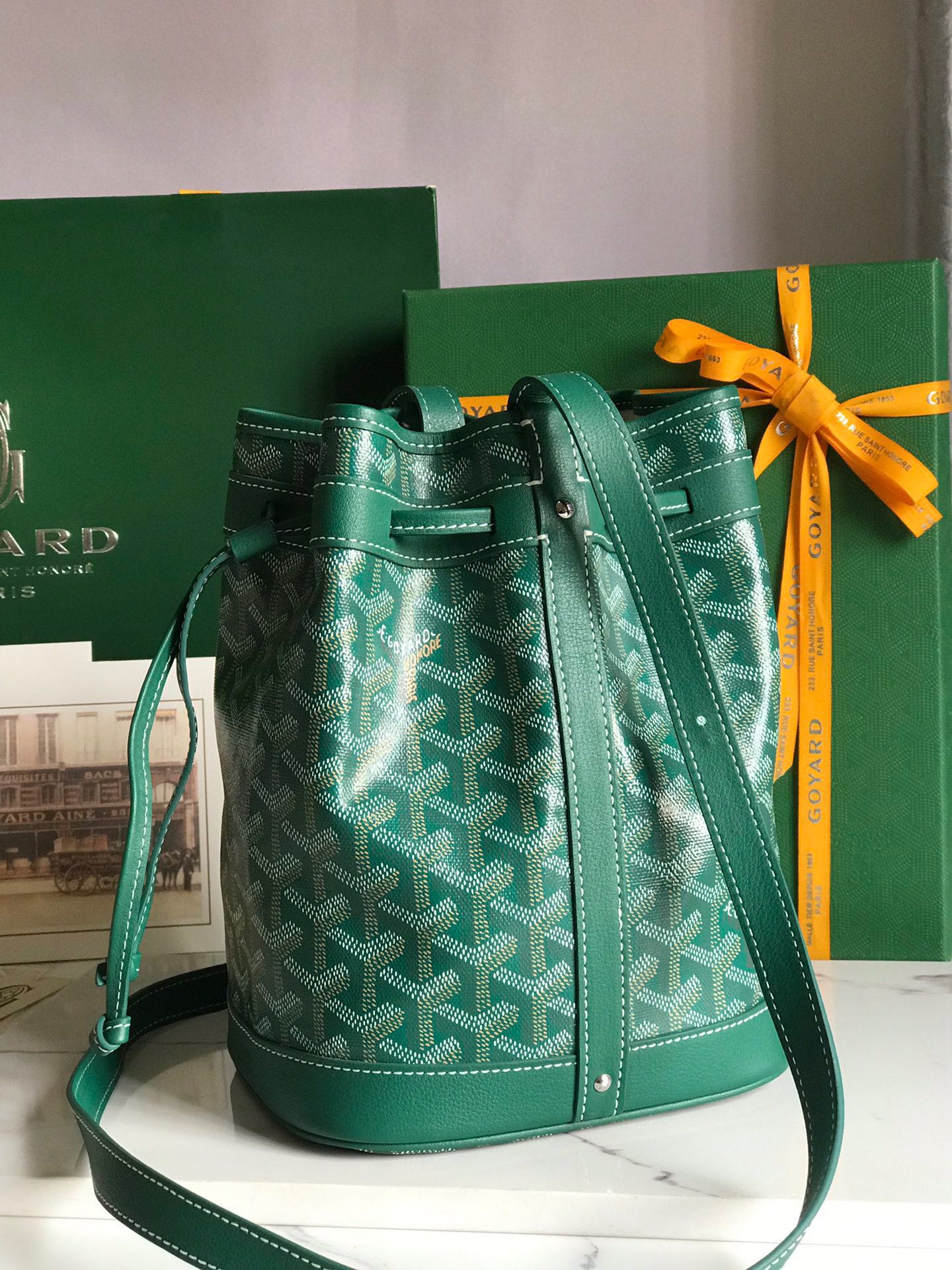SAC SEAU PETIT FLOT 22 EN TOILE GOYARDINE VERTE ET BORDURE EN AGNEAU