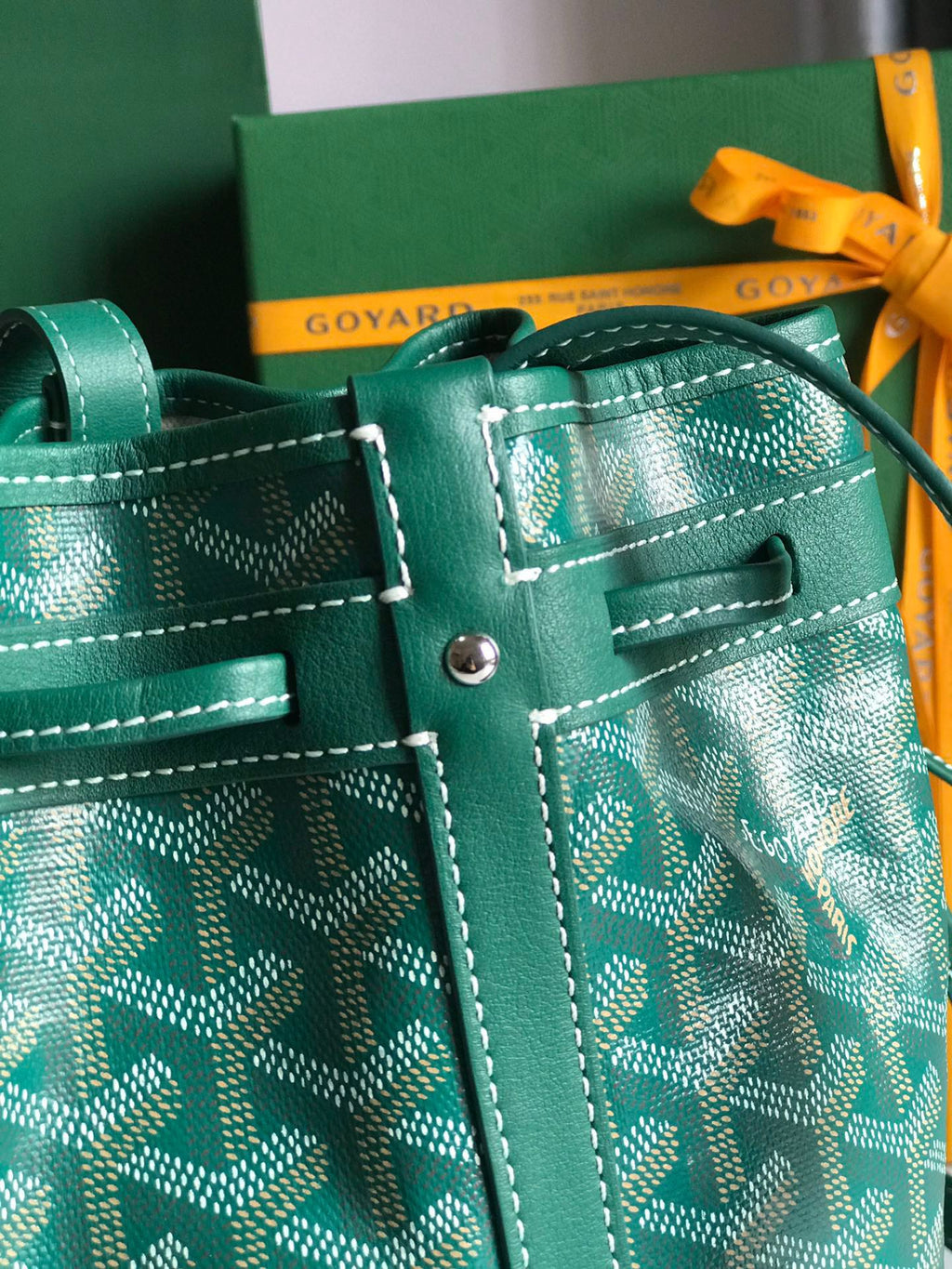SAC SEAU PETIT FLOT 22 EN TOILE GOYARDINE VERTE ET BORDURE EN AGNEAU
