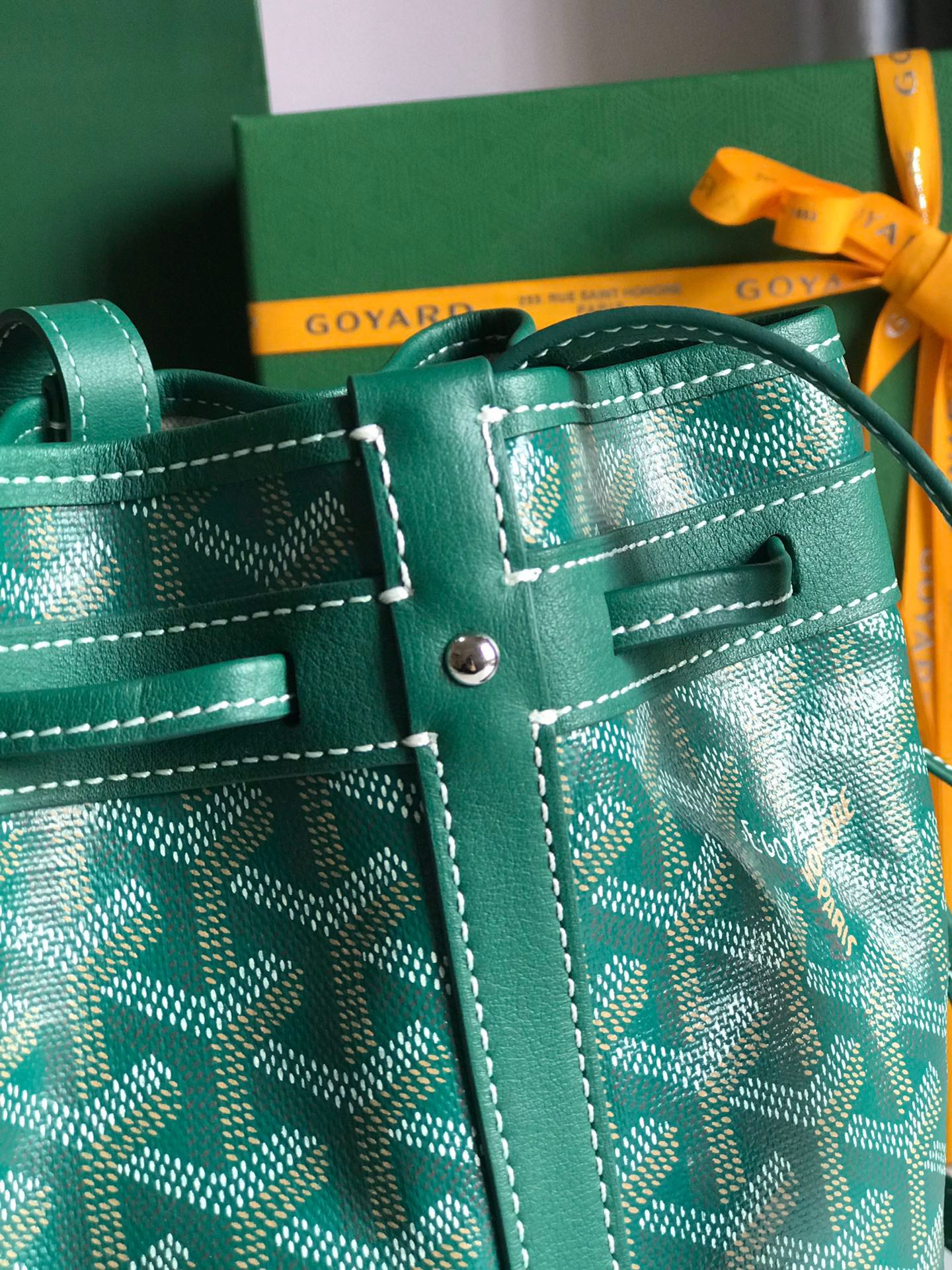 SAC SEAU PETIT FLOT 22 EN TOILE GOYARDINE VERTE ET BORDURE EN AGNEAU