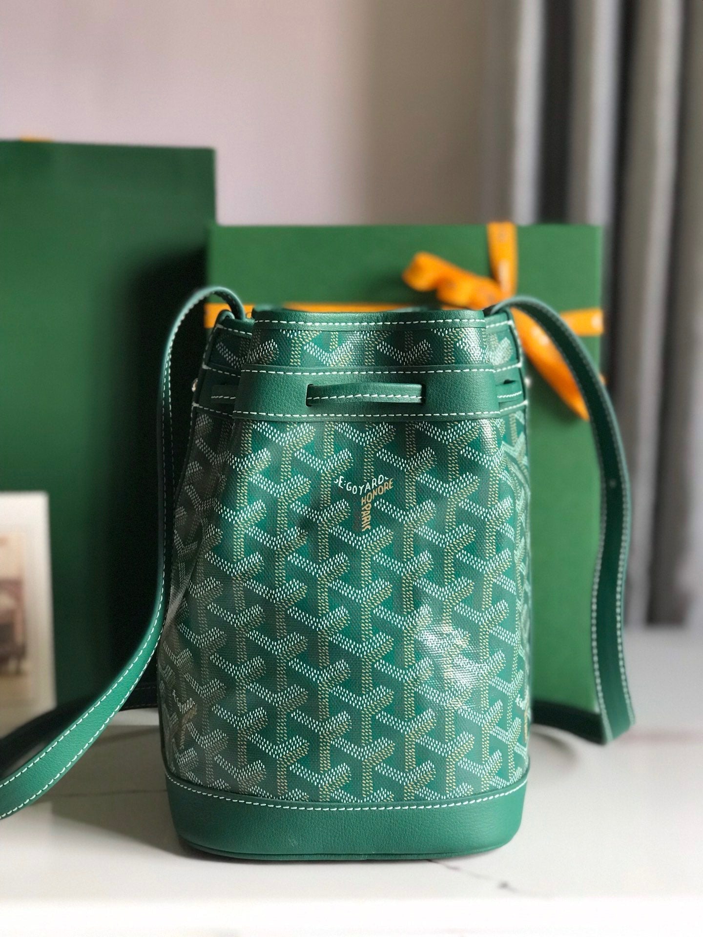 SAC SEAU PETIT FLOT 22 EN TOILE GOYARDINE VERTE ET BORDURE EN AGNEAU