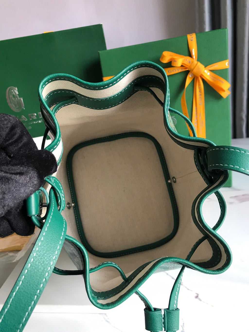 SAC SEAU PETIT FLOT 22 EN TOILE GOYARDINE VERTE ET BORDURE EN AGNEAU