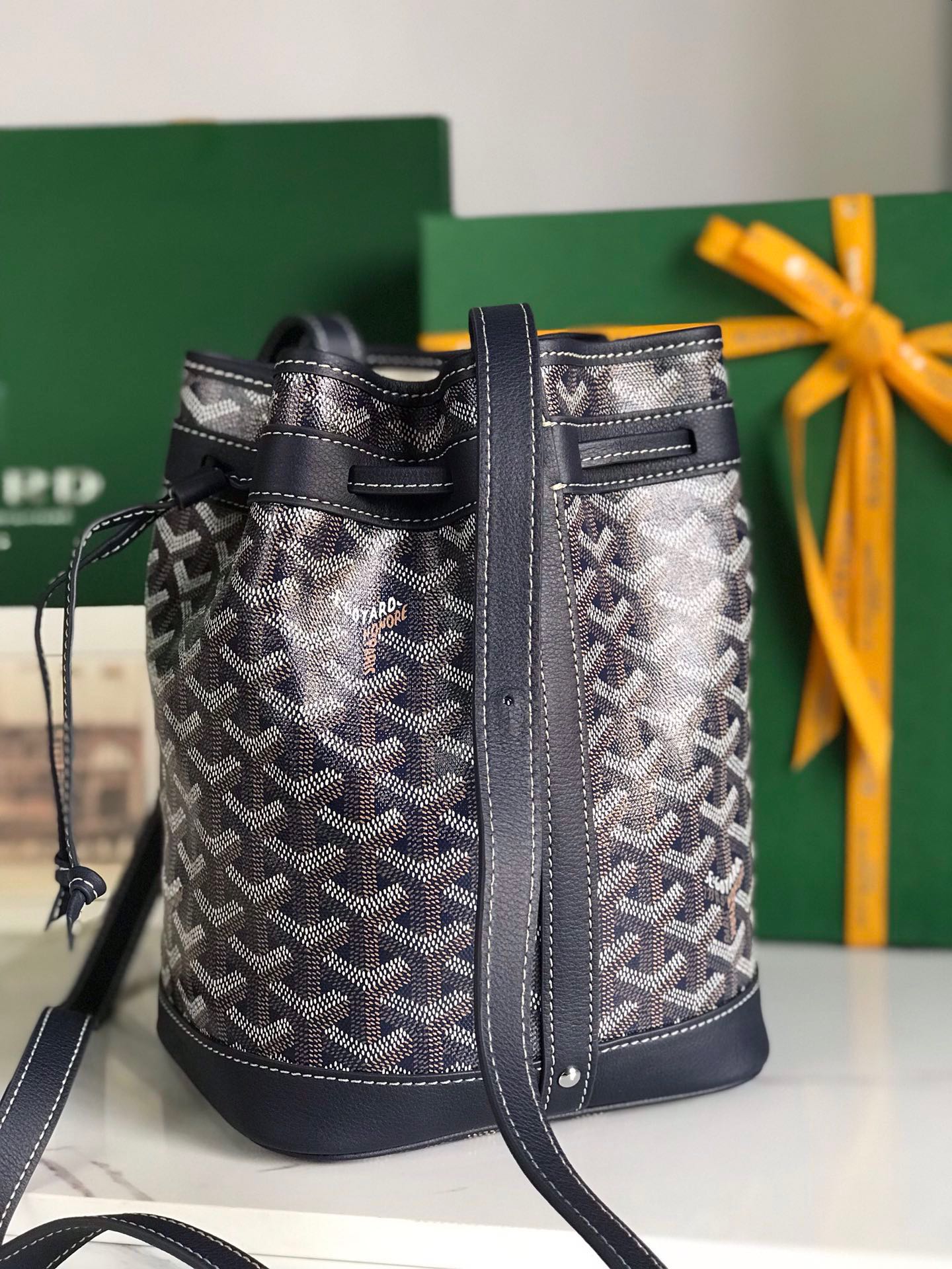 SAC SEAU PETIT FLOT 22 EN TOILE GOYARDINE BLEU MARINE ET BORDURE EN AGNEAU
