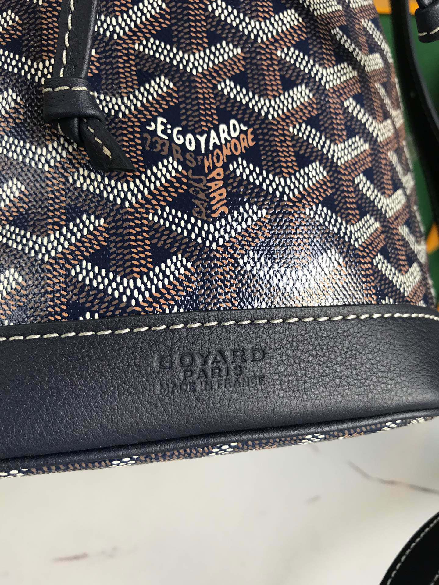 SAC SEAU PETIT FLOT 22 EN TOILE GOYARDINE BLEU MARINE ET BORDURE EN AGNEAU