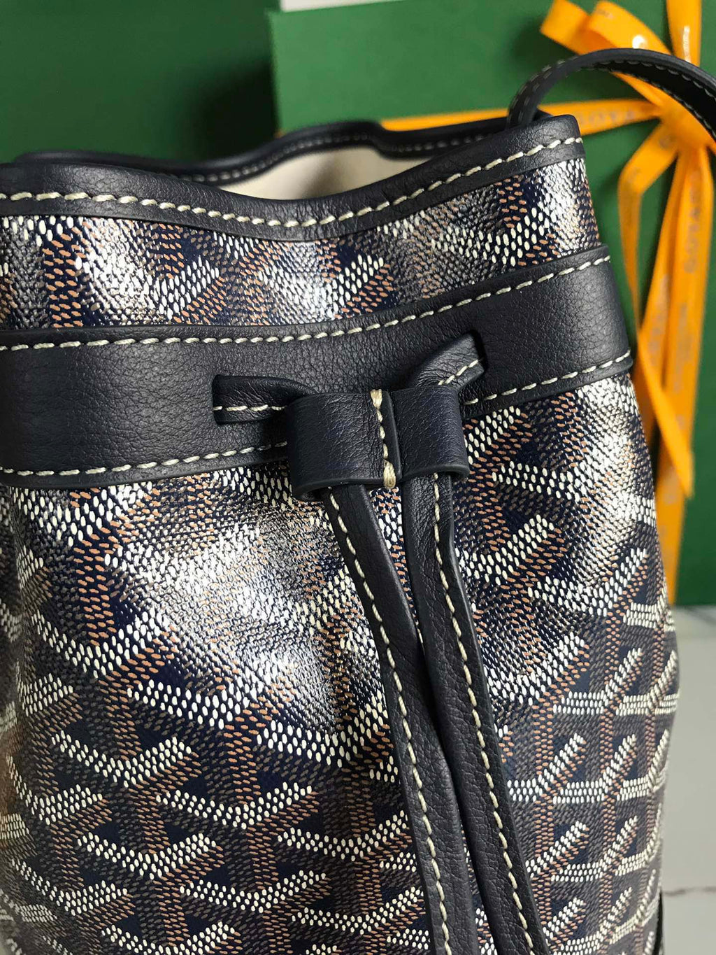 SAC SEAU PETIT FLOT 22 EN TOILE GOYARDINE BLEU MARINE ET BORDURE EN AGNEAU