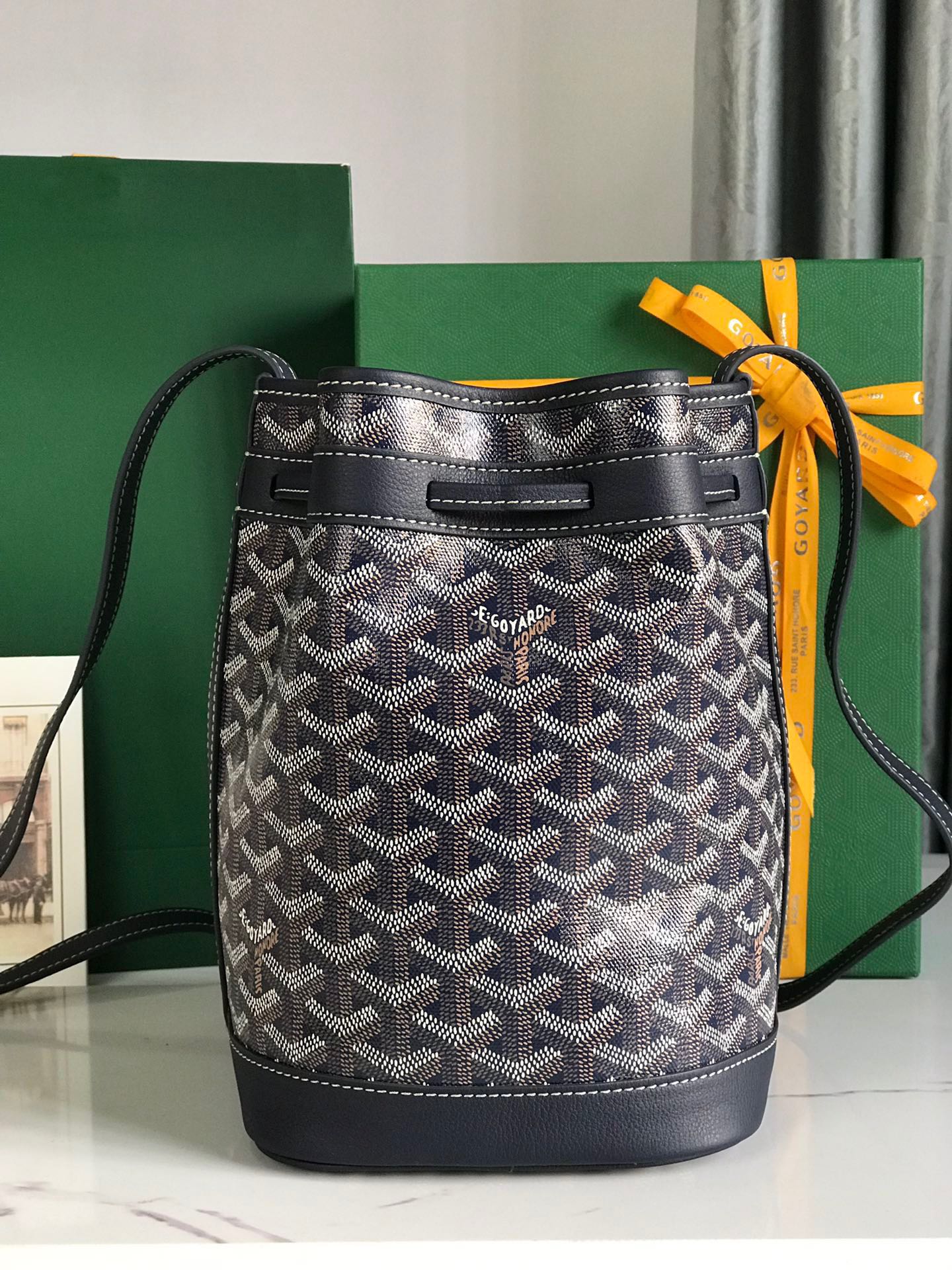 SAC SEAU PETIT FLOT 22 EN TOILE GOYARDINE BLEU MARINE ET BORDURE EN AGNEAU