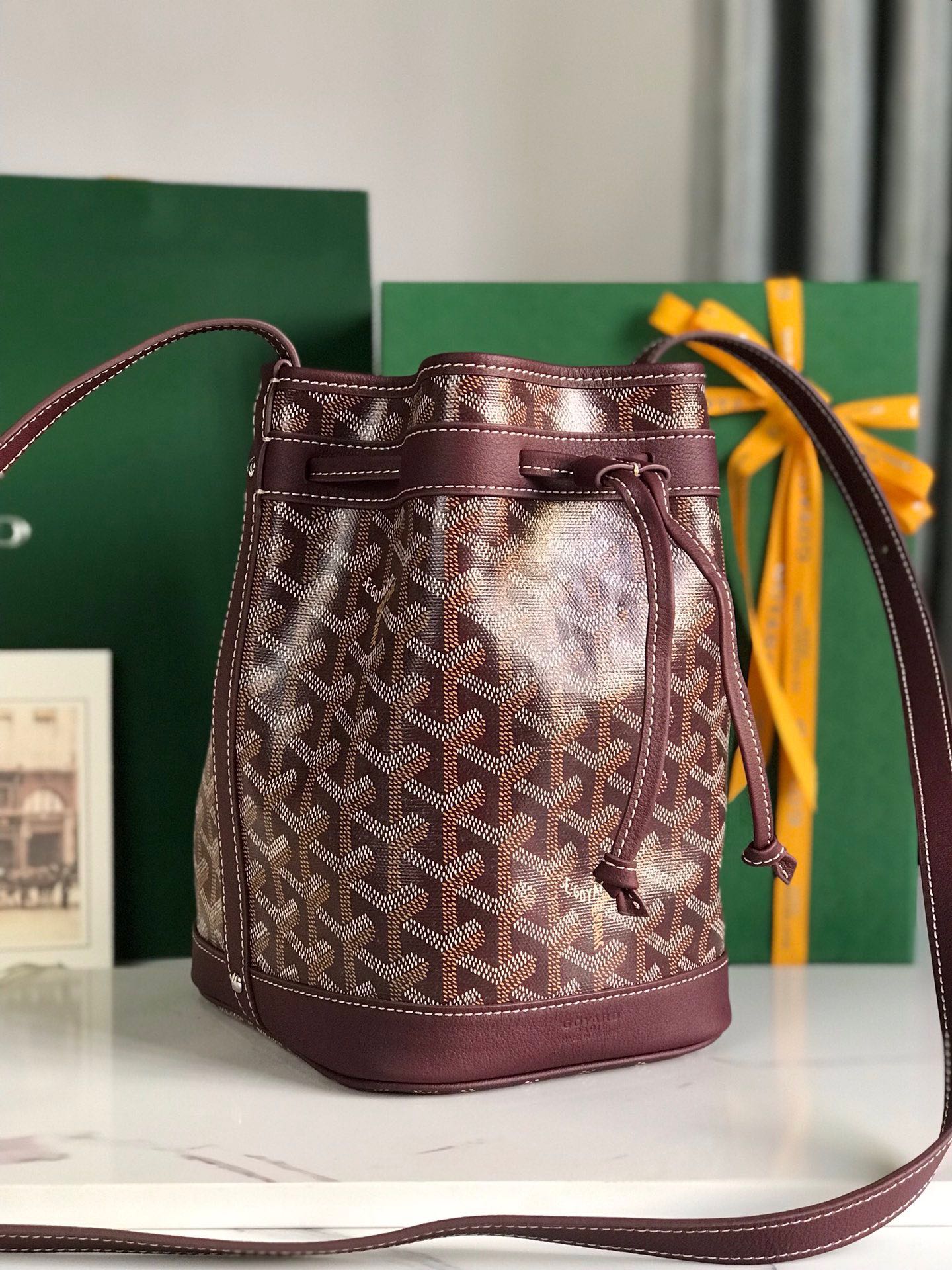 SAC SEAU PETIT FLOT 22 EN TOILE GOYARDINE ROUGE VIN ET BORDURE EN CUIR D'AGNEAU