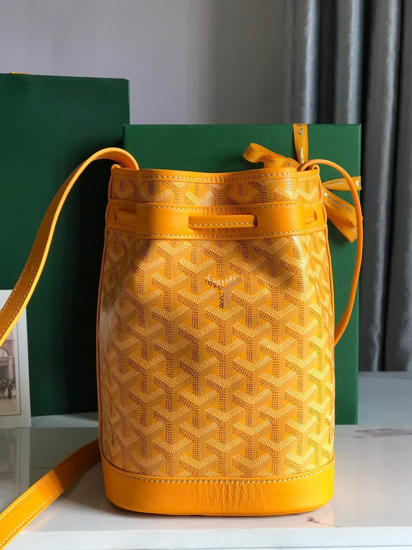SAC SEAU PETIT FLOT 22 EN TOILE GOYARDINE JAUNE ET BORDURE EN AGNEAU