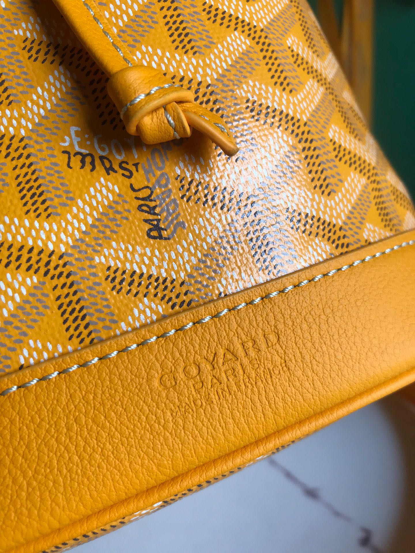 SAC SEAU PETIT FLOT 22 EN TOILE GOYARDINE JAUNE ET BORDURE EN AGNEAU