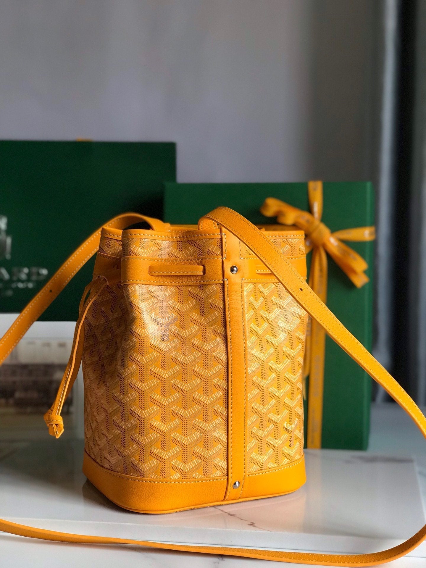 SAC SEAU PETIT FLOT 22 EN TOILE GOYARDINE JAUNE ET BORDURE EN AGNEAU