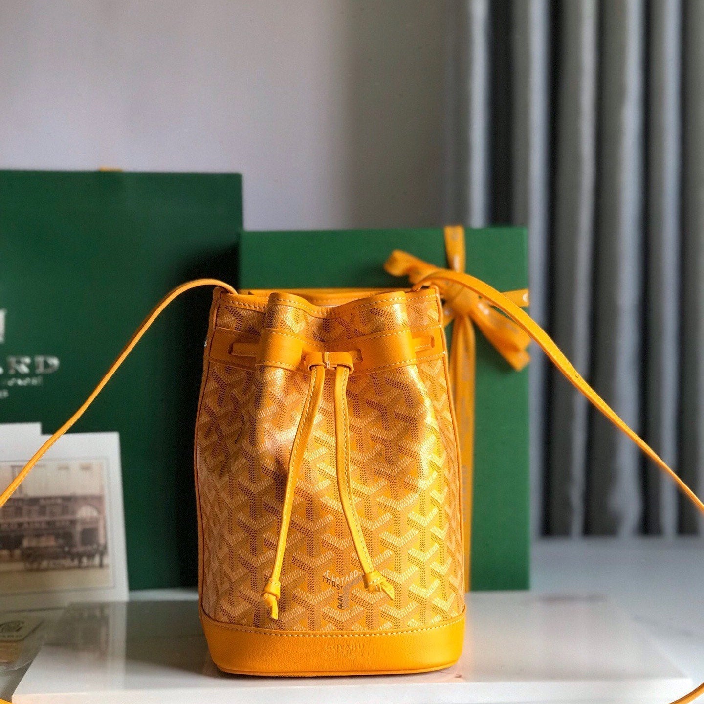SAC SEAU PETIT FLOT 22 EN TOILE GOYARDINE JAUNE ET BORDURE EN AGNEAU