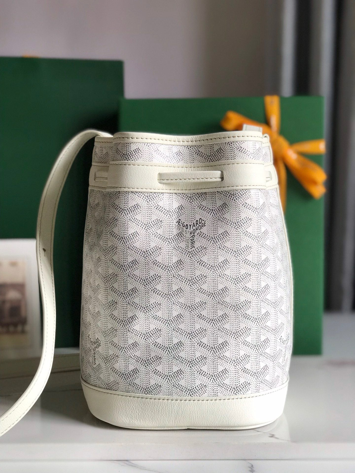 SAC SEAU PETIT FLOT 22 EN TOILE GOYARDINE BLANCHE ET BORDURE EN AGNEAU