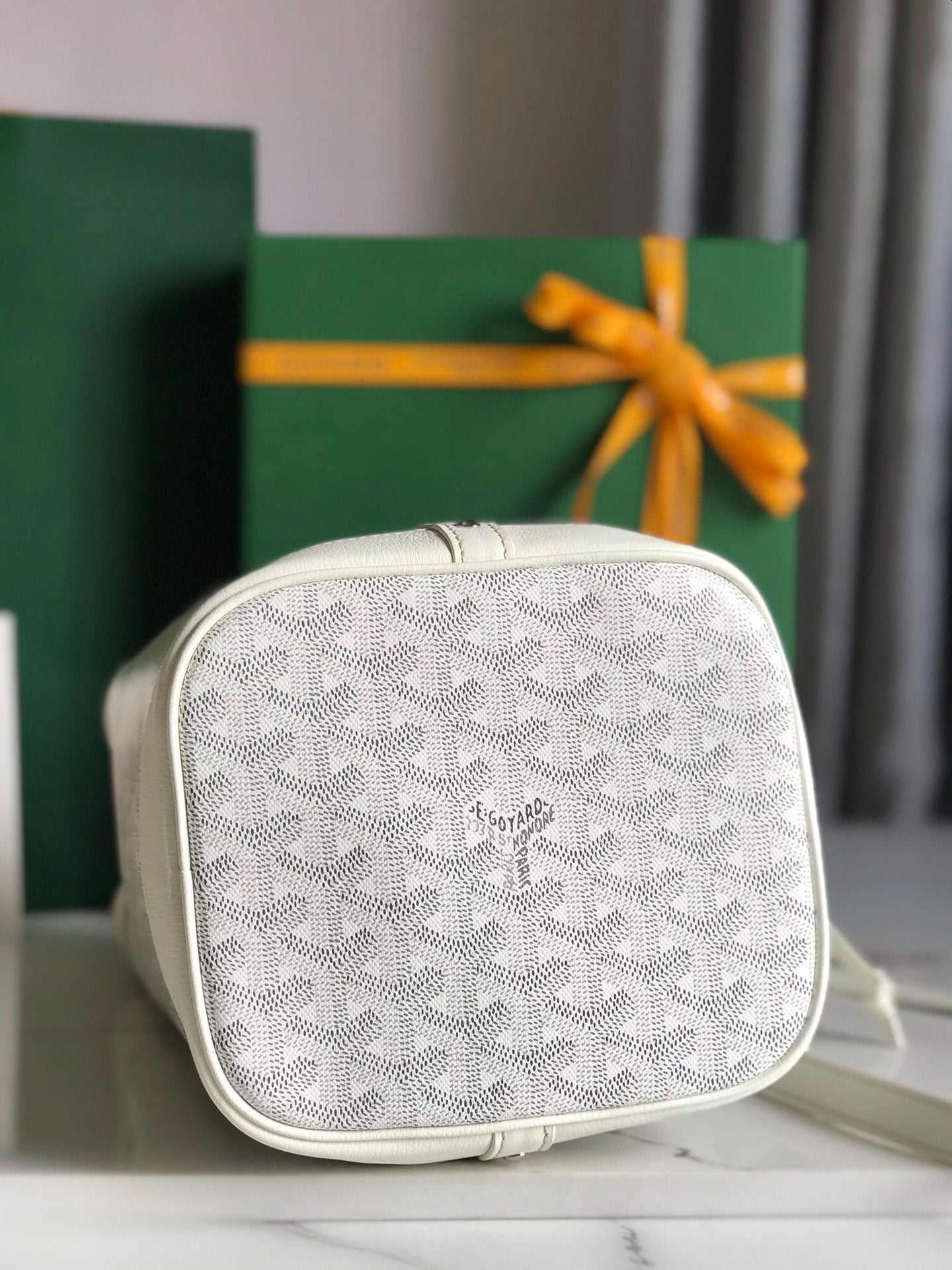 SAC SEAU PETIT FLOT 22 EN TOILE GOYARDINE BLANCHE ET BORDURE EN AGNEAU