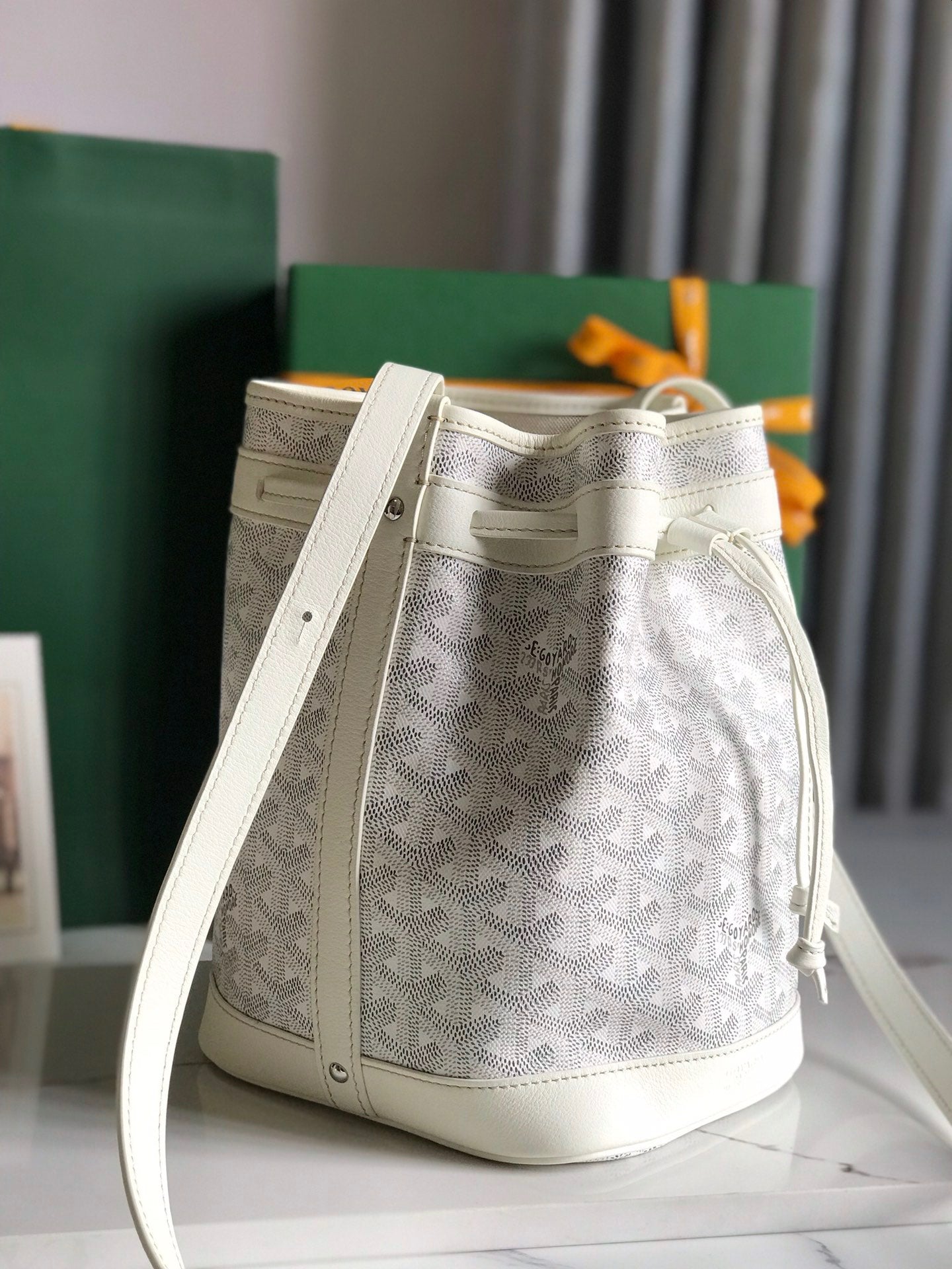 SAC SEAU PETIT FLOT 22 EN TOILE GOYARDINE BLANCHE ET BORDURE EN AGNEAU