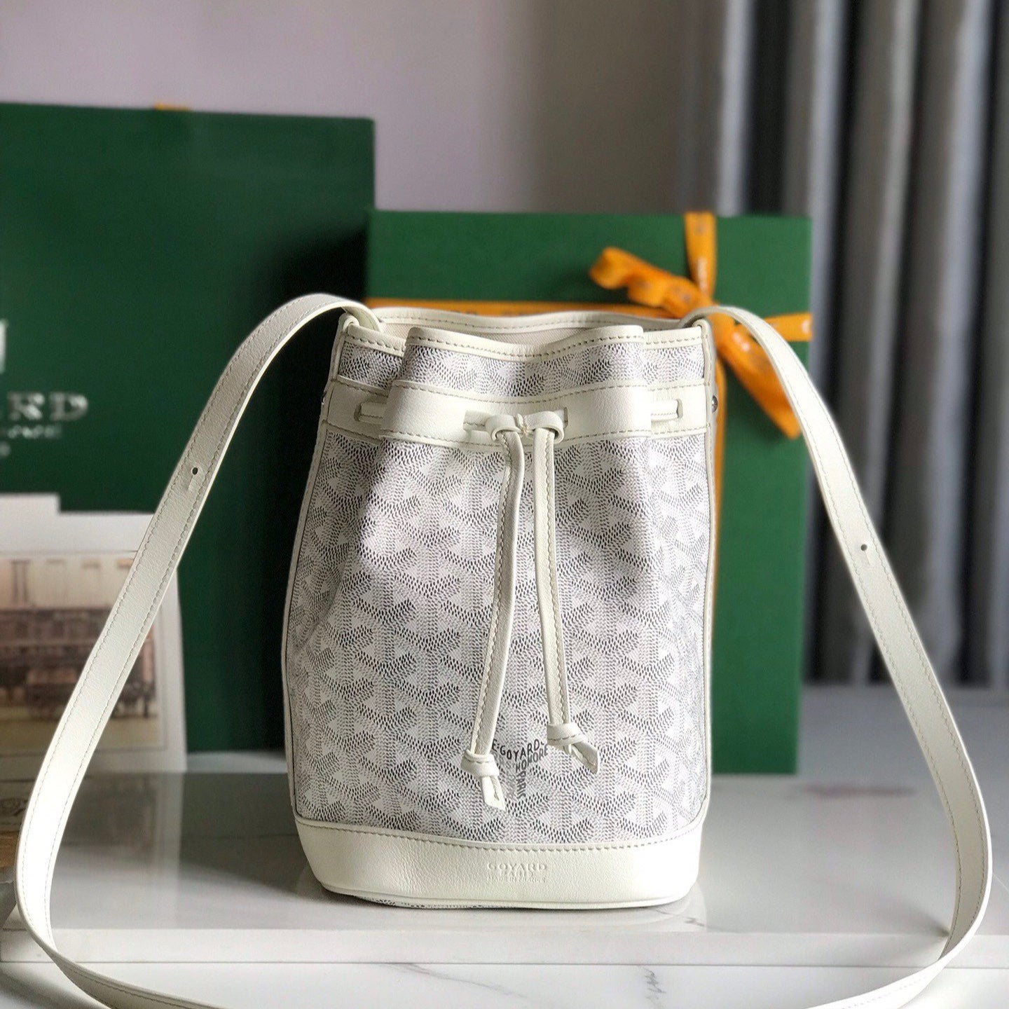 SAC SEAU PETIT FLOT 22 EN TOILE GOYARDINE BLANCHE ET BORDURE EN AGNEAU