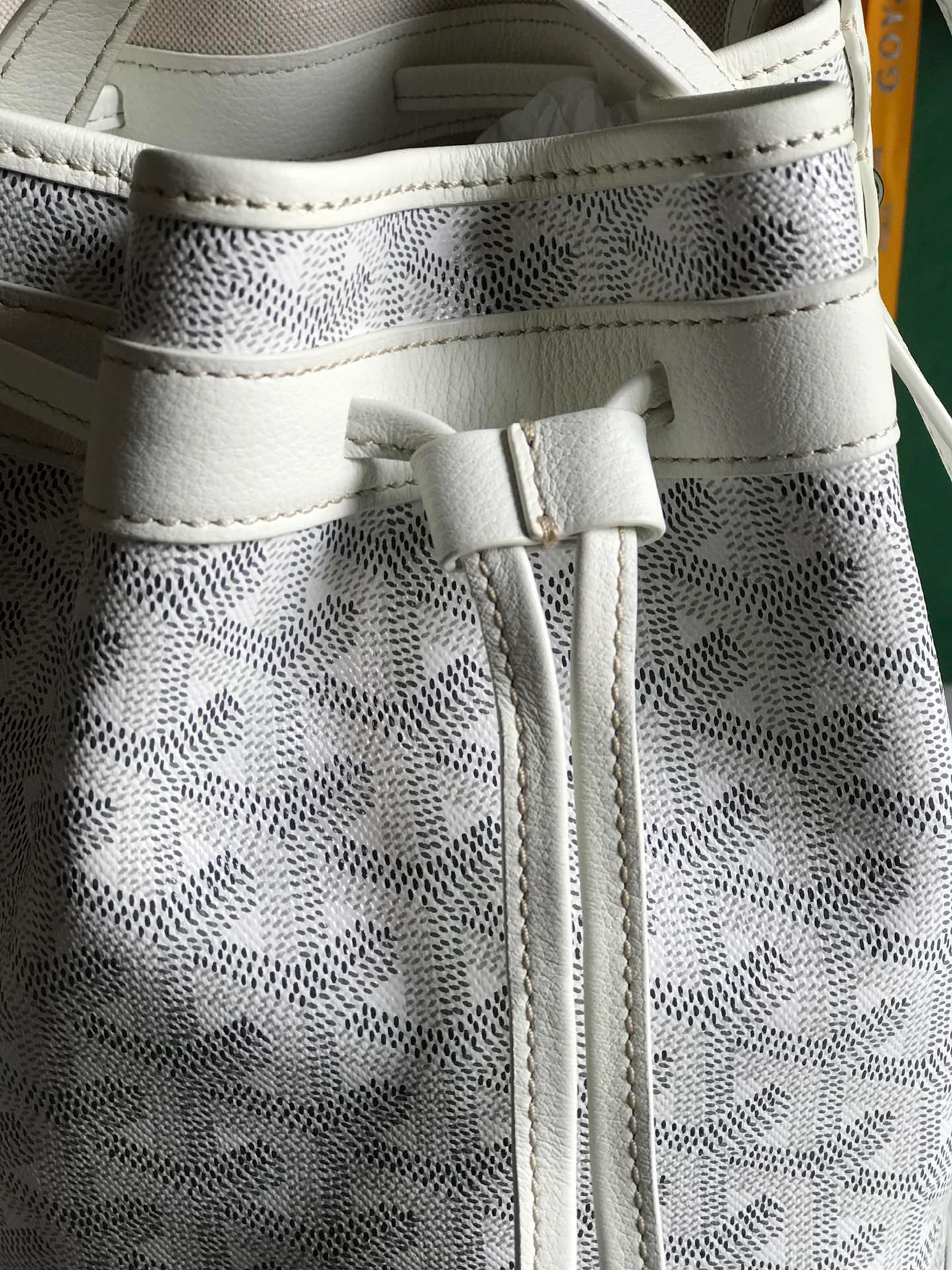 SAC SEAU PETIT FLOT 22 EN TOILE GOYARDINE BLANCHE ET BORDURE EN AGNEAU