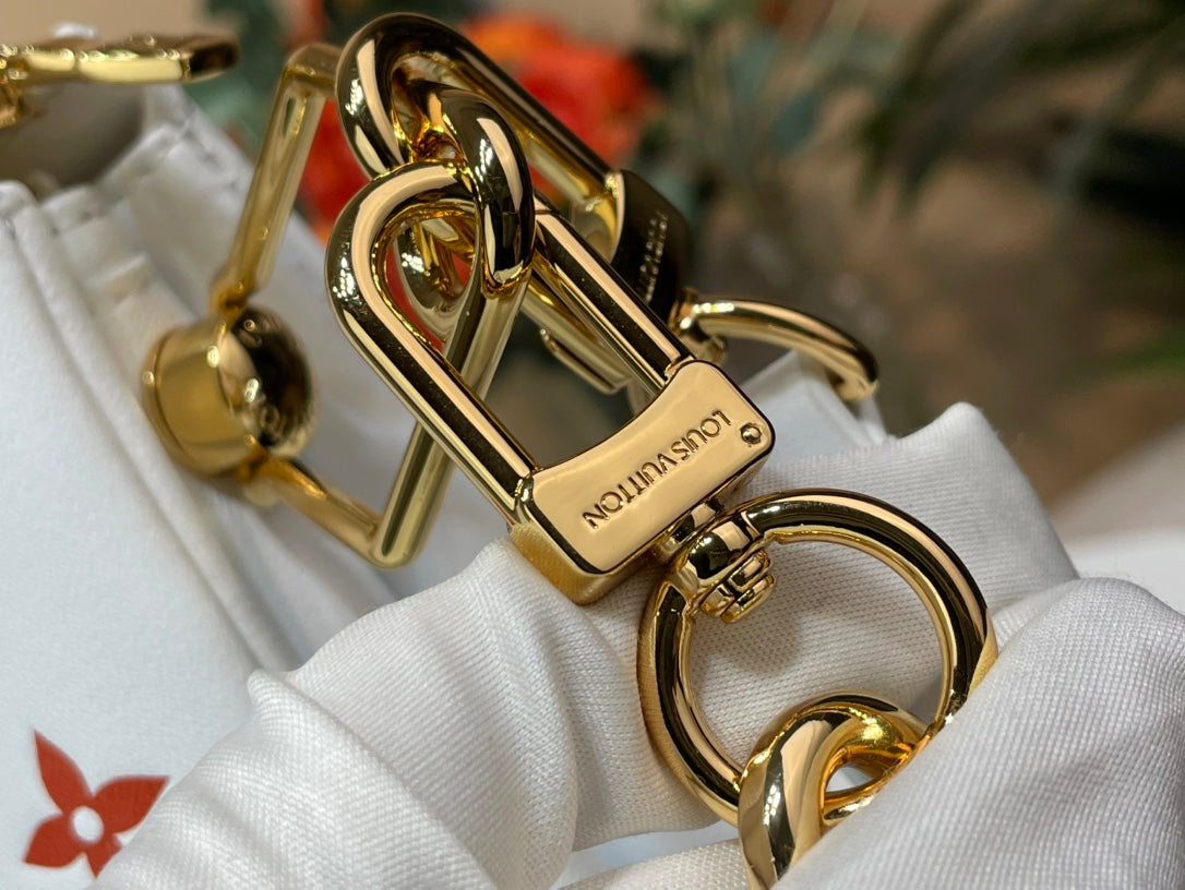 LV X TM COUSSIN BB 21CM BLANC MULTICOLORE MONOGRAMME-CUIR D'AGNEAU EN RELIEF