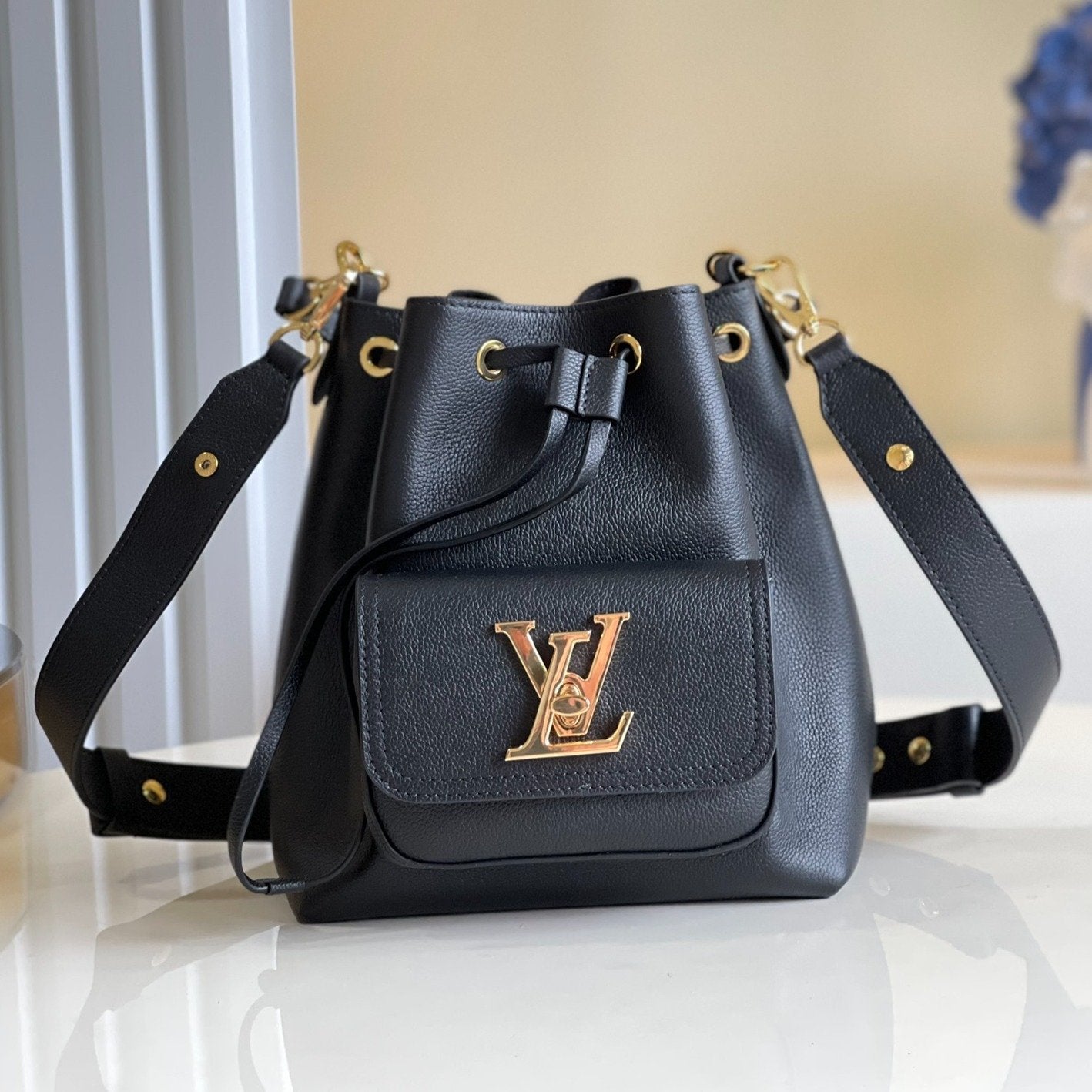 SEAU LV LOCKME 23 EN CUIR DE VEAU GRAINÉ NOIR 