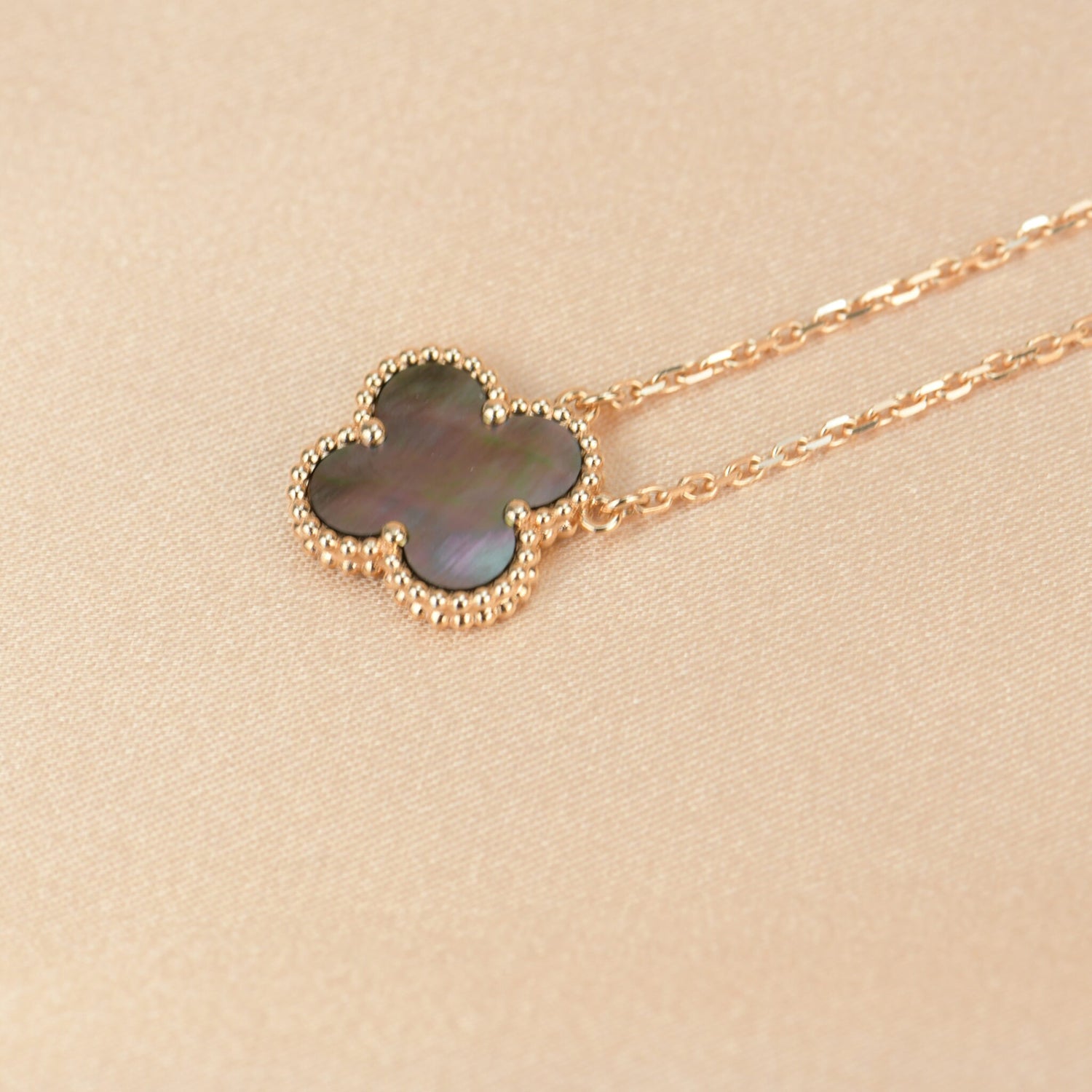 COLLIER CLOVER NACRE GRISE 15 MM