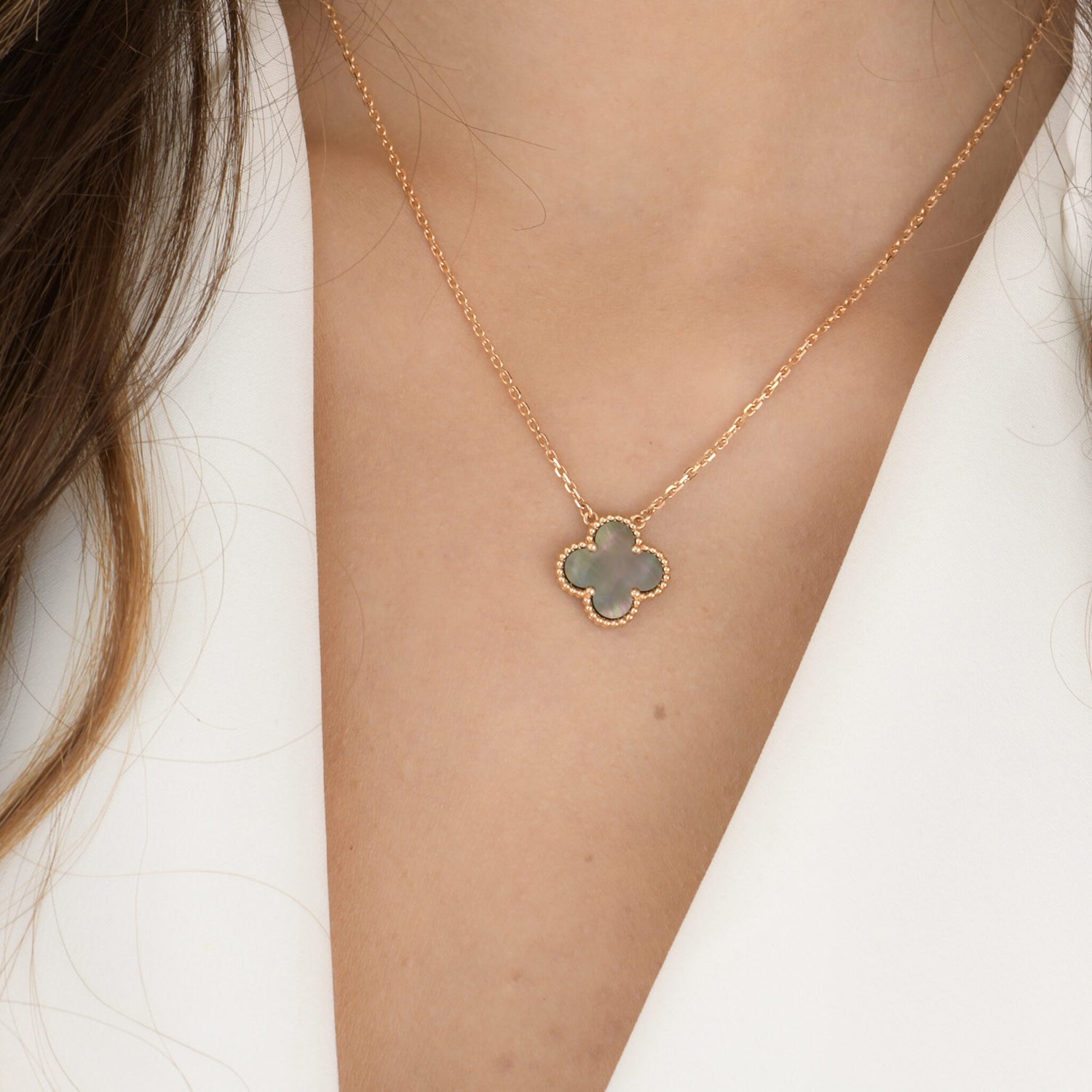 COLLIER CLOVER NACRE GRISE 15 MM