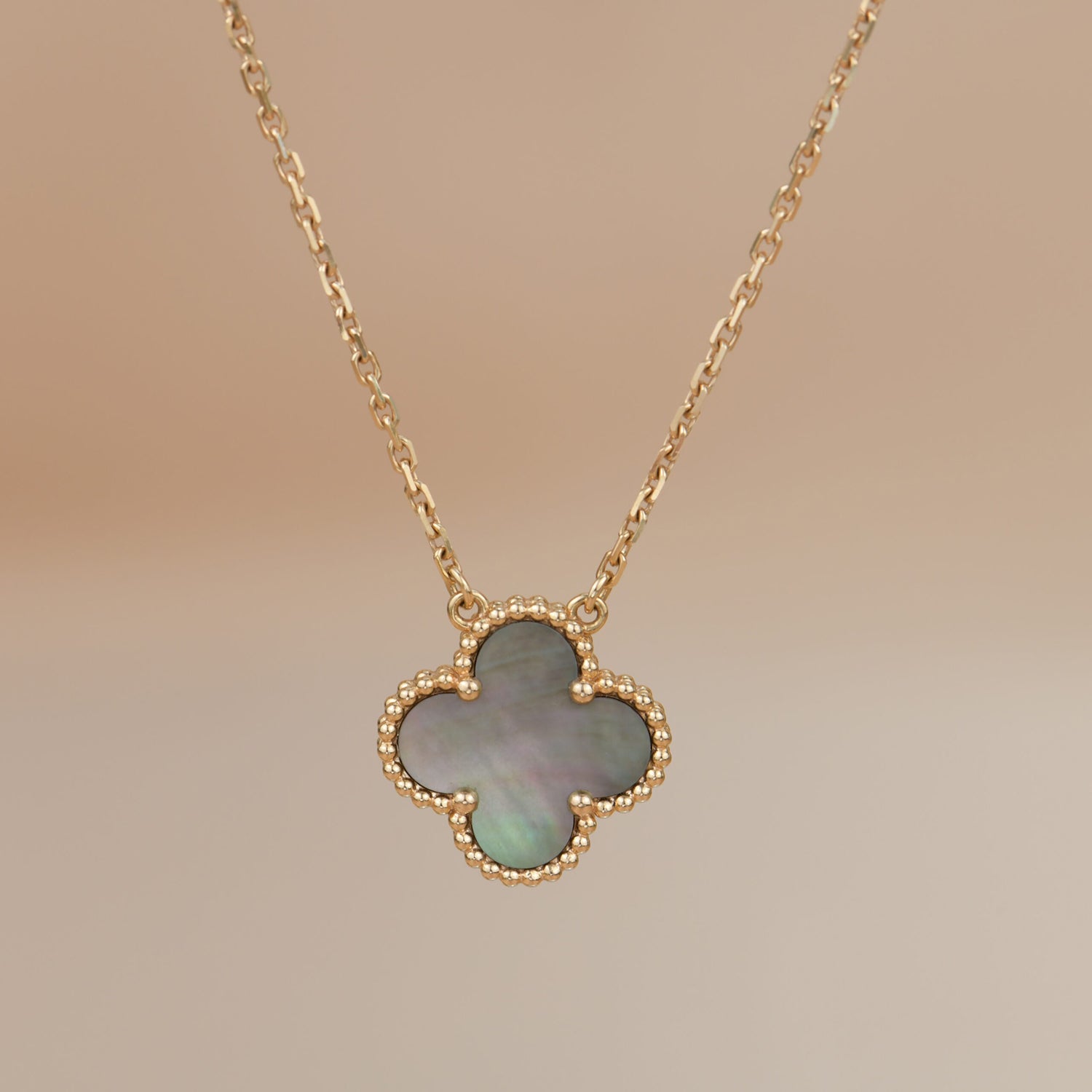 COLLIER CLOVER NACRE GRISE 15 MM
